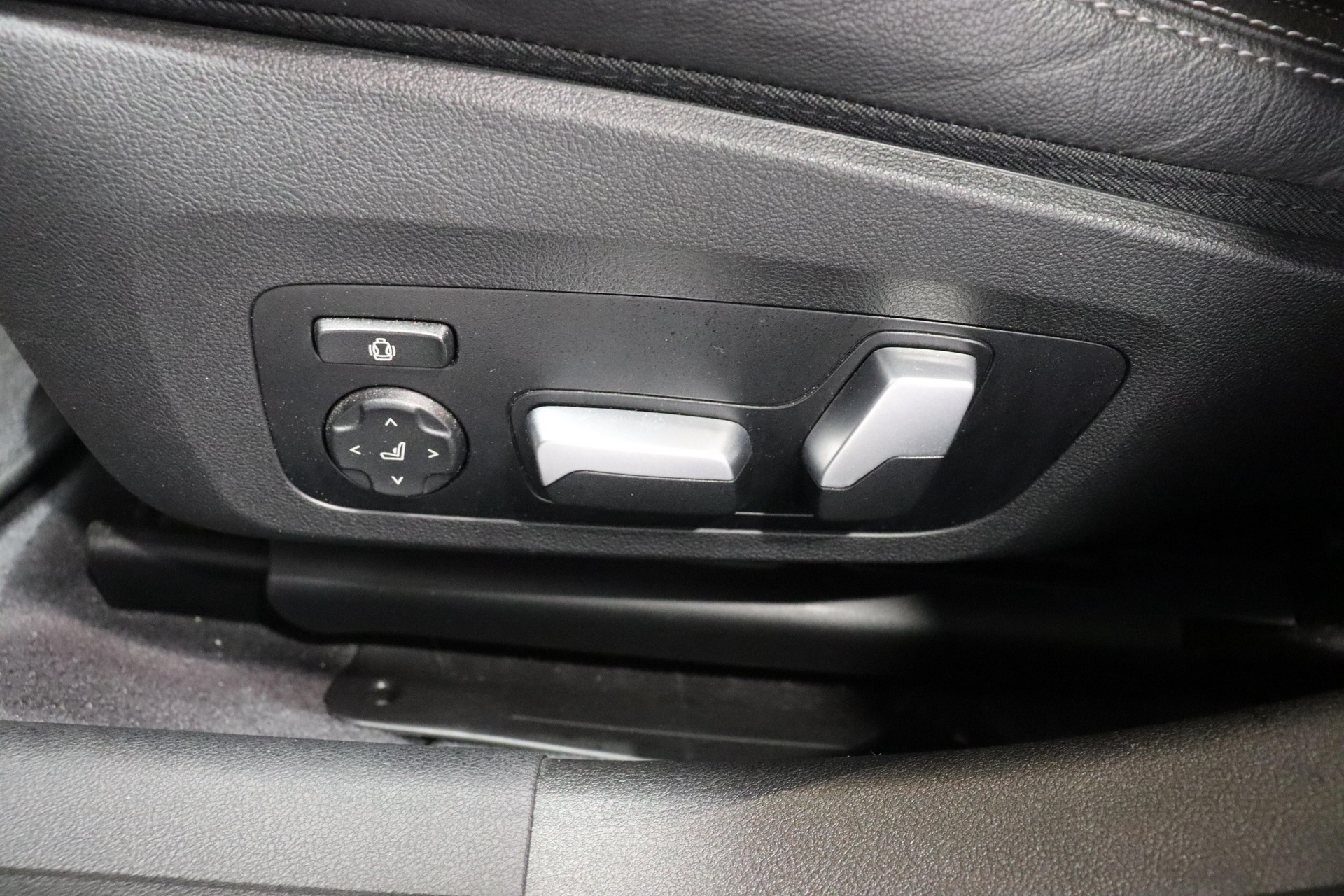 BMW 330e xDrive SAG Touring-image-21