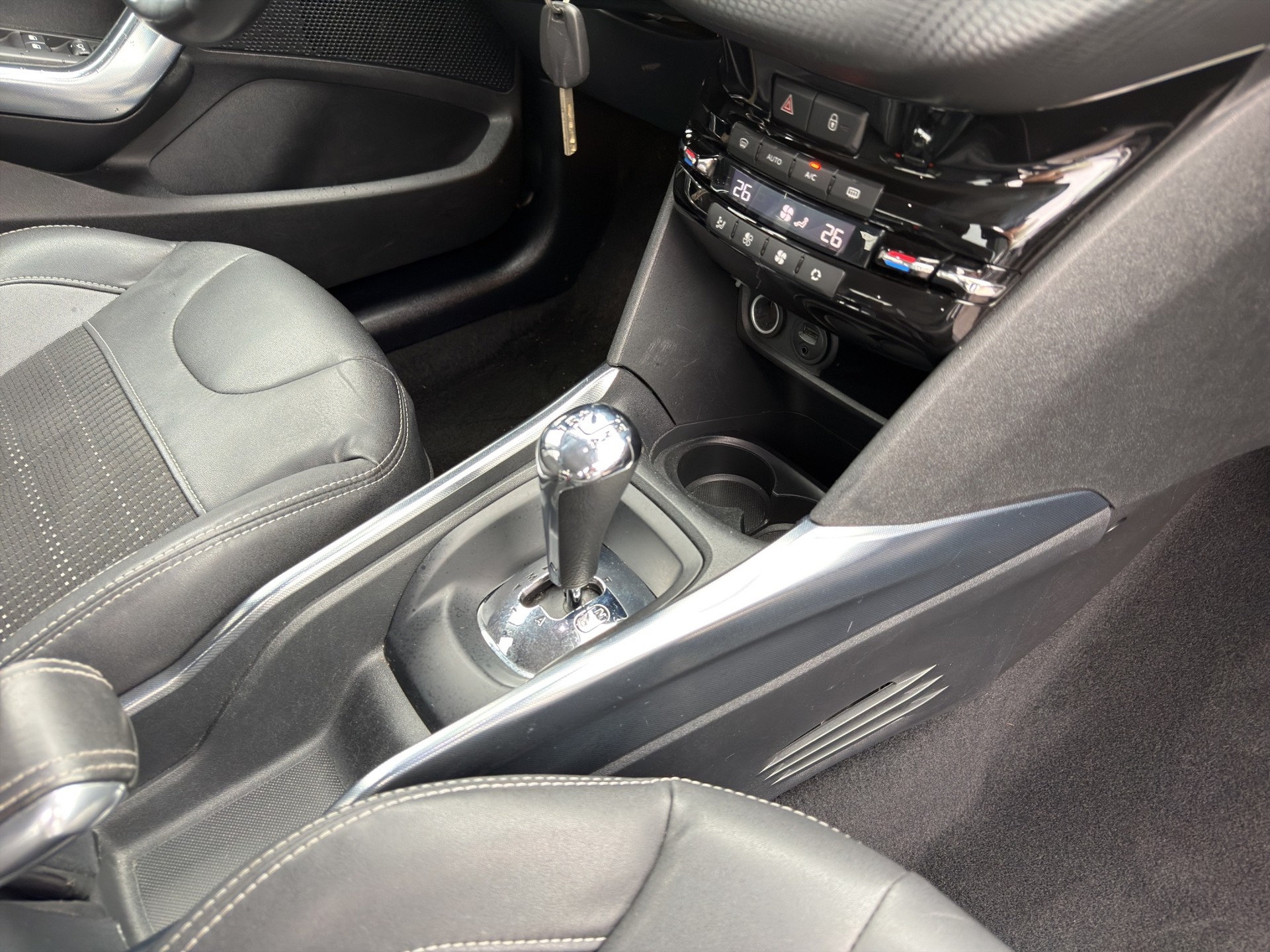 PEUGEOT 2008 1.6 e-HDi Allure EGS6-image-17