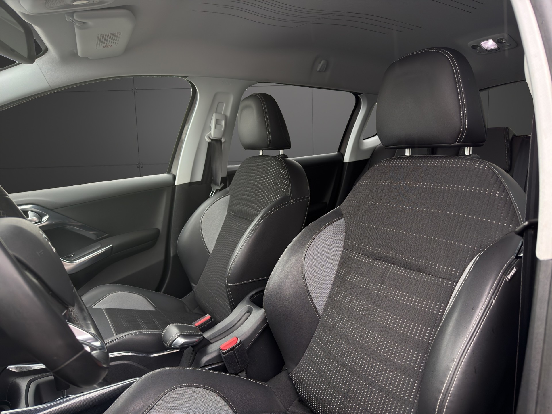 PEUGEOT 2008 1.6 e-HDi Allure EGS6-image-21
