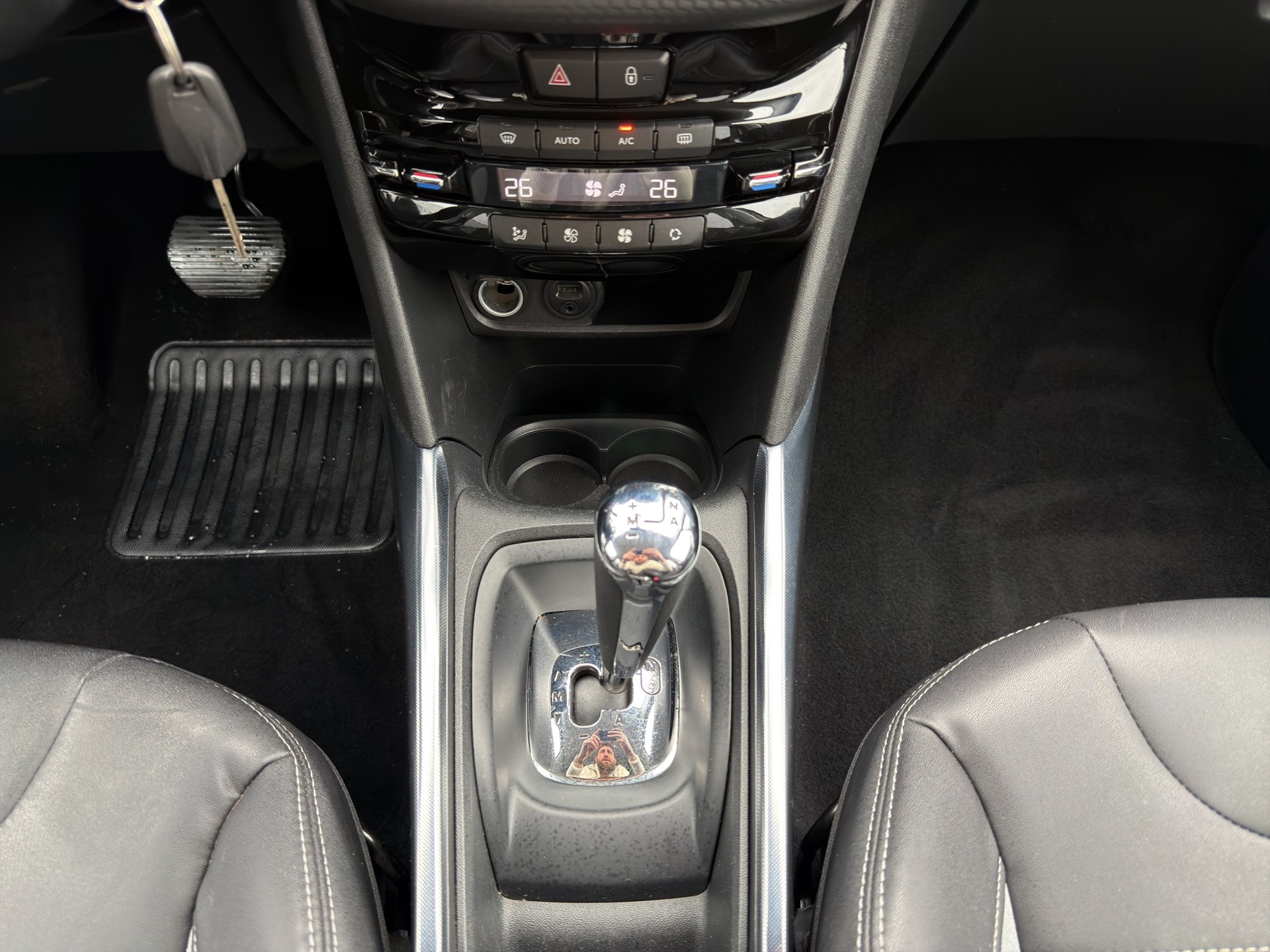 PEUGEOT 2008 1.6 e-HDi Allure EGS6-image-14