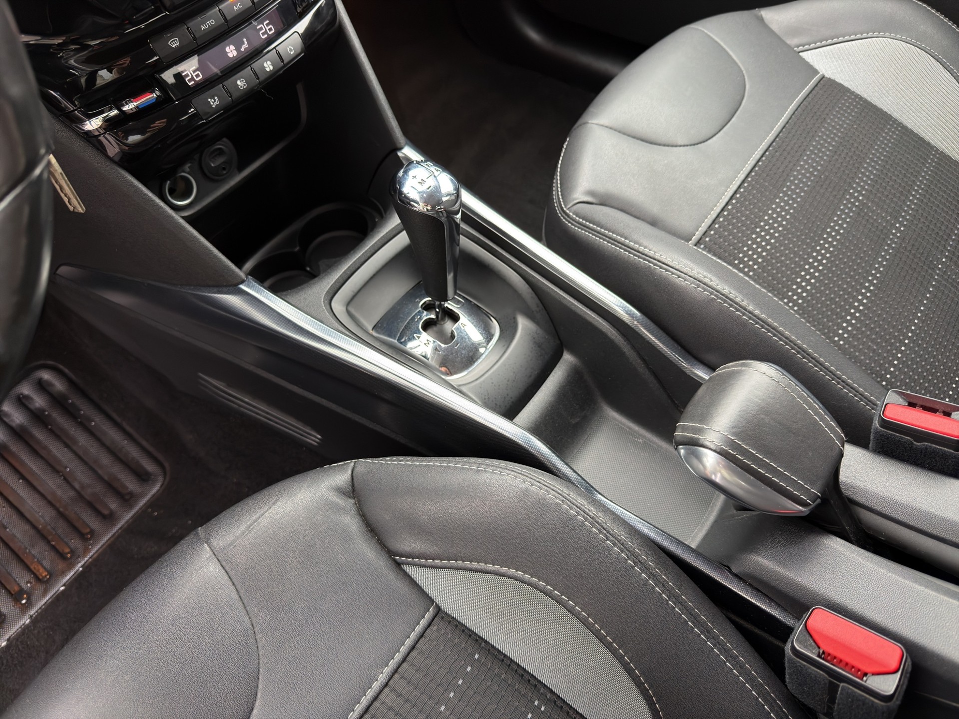 PEUGEOT 2008 1.6 e-HDi Allure EGS6-image-16