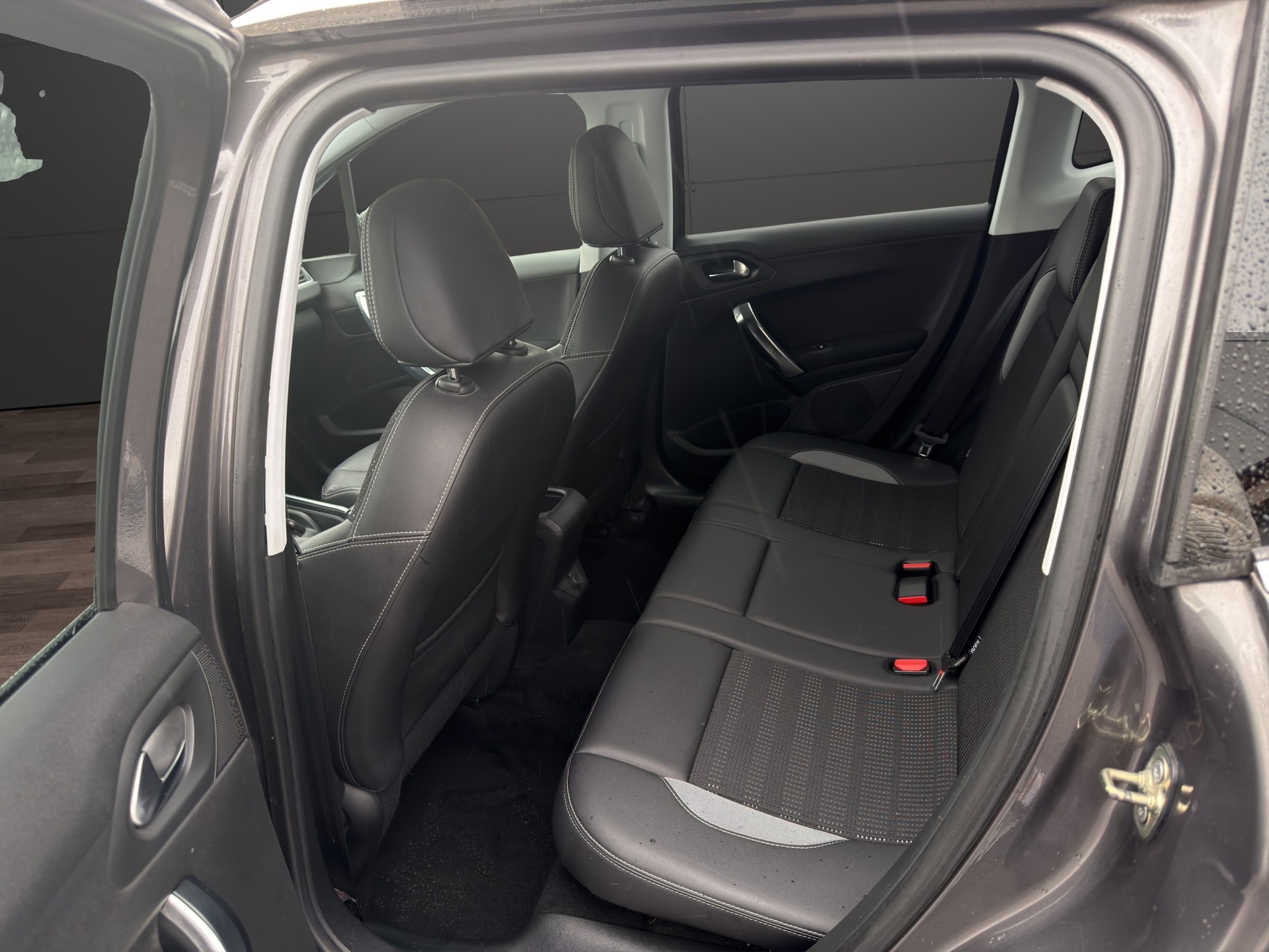 PEUGEOT 2008 1.6 e-HDi Allure EGS6-image-22