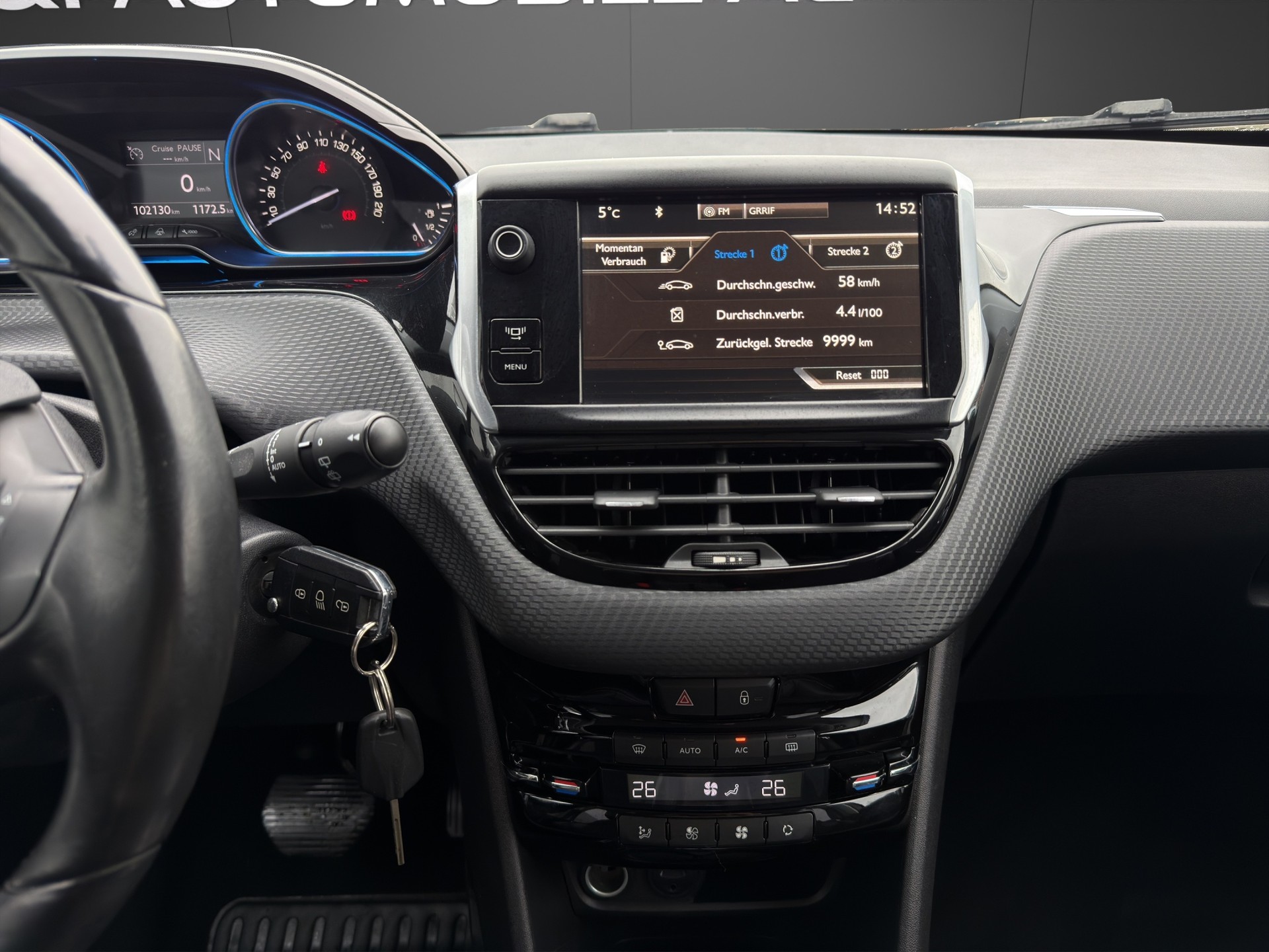PEUGEOT 2008 1.6 e-HDi Allure EGS6-image-12