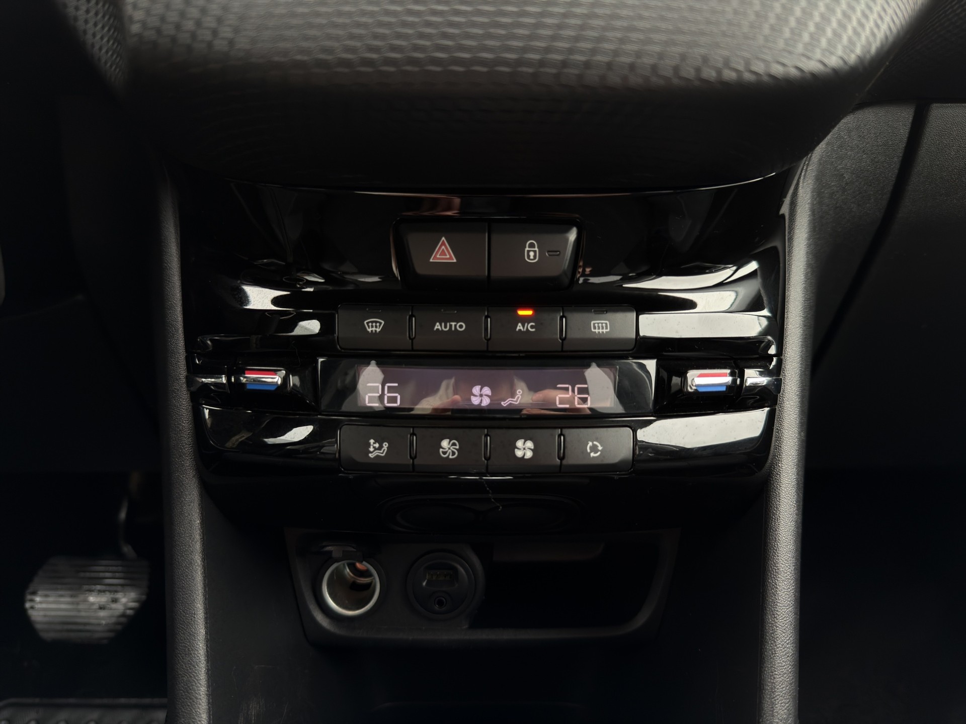 PEUGEOT 2008 1.6 e-HDi Allure EGS6-image-15