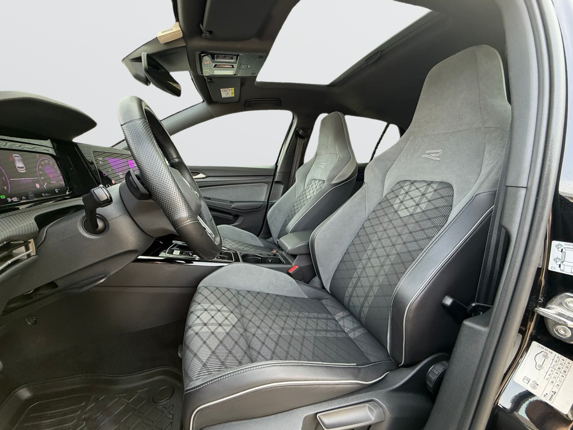 VW Golf 1.5 eTSI mHEV ACT R-Line DSG-image-9