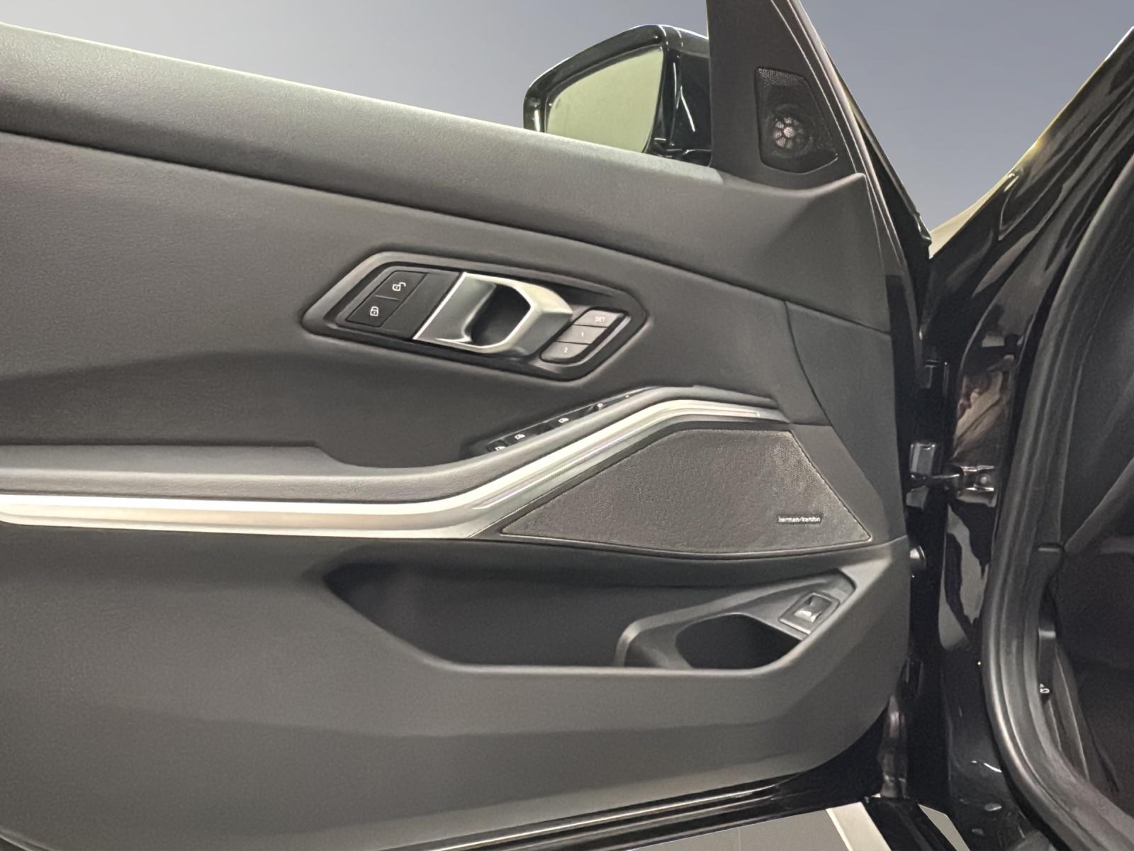 BMW 330d xDrive SAG Touring-image-11