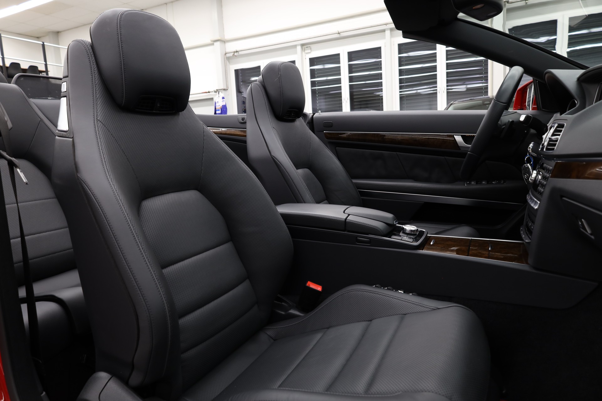 MERCEDES-BENZ E 320 Cabriolet-image-17