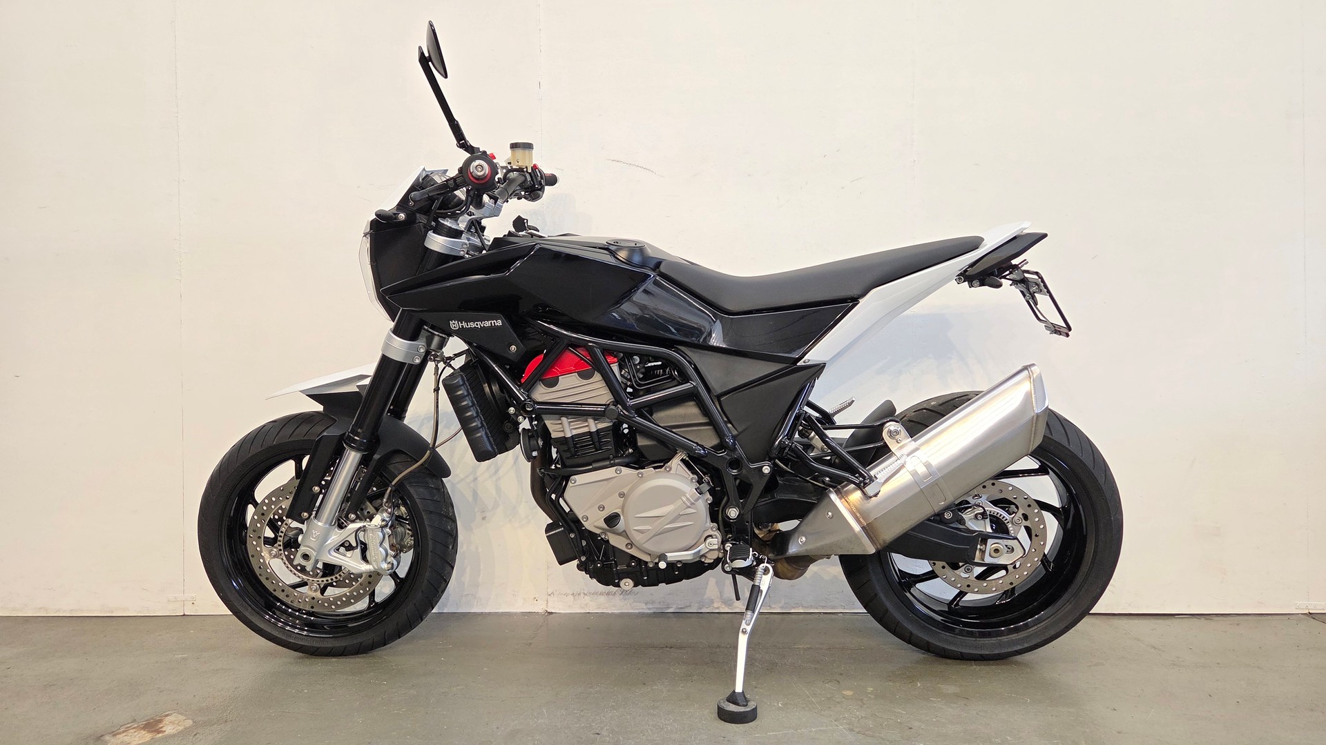 HUSQVARNA Nuda 900 ABS-showroom-element-1