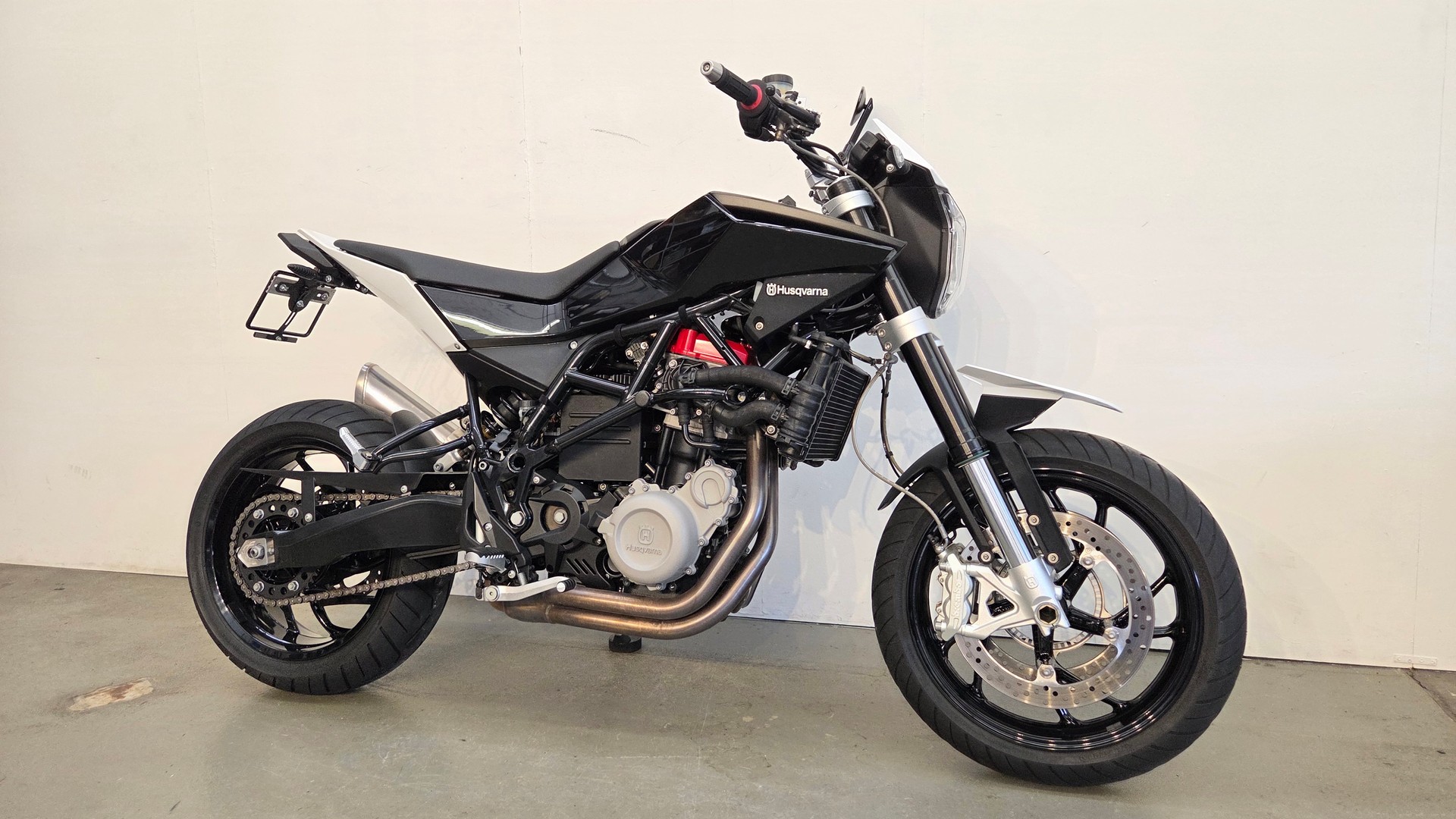 HUSQVARNA Nuda 900 ABS-showroom-element-2