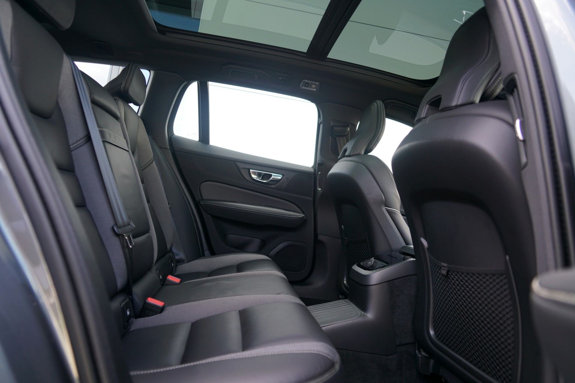 VOLVO V60 T6 eAWD Twin Engine R-Design Geartronic (CH)-image-11