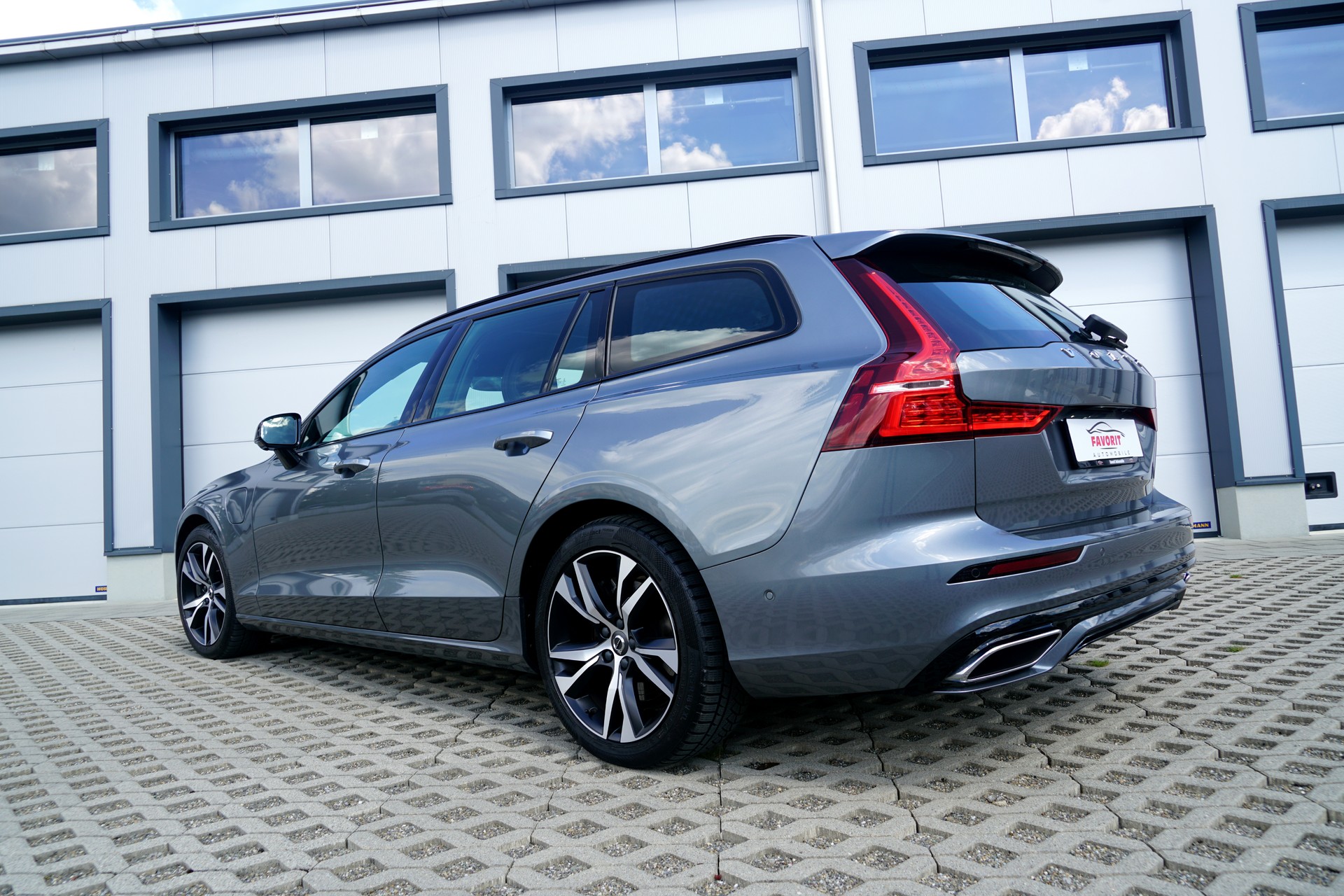 VOLVO V60 T6 eAWD Twin Engine R-Design Geartronic (CH)-image-1