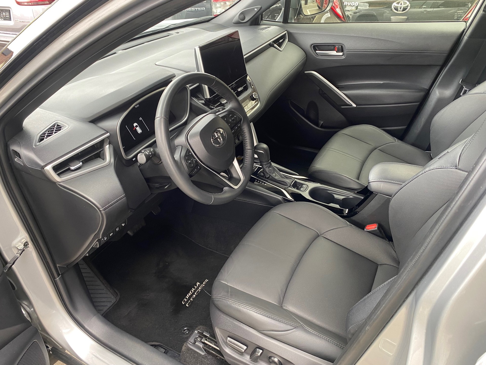 TOYOTA Corolla Cross 2.0 4WD Premium e-CVT-showroom-element-3