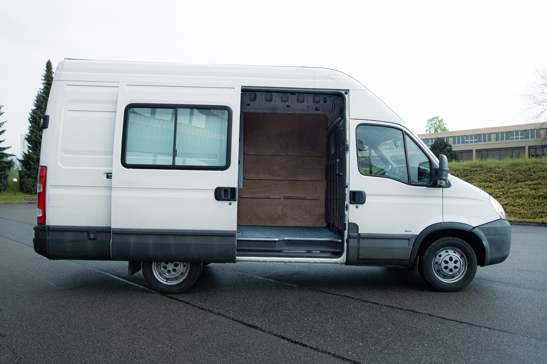 IVECO 35 C 12 V GJBA46A2B1-image-2