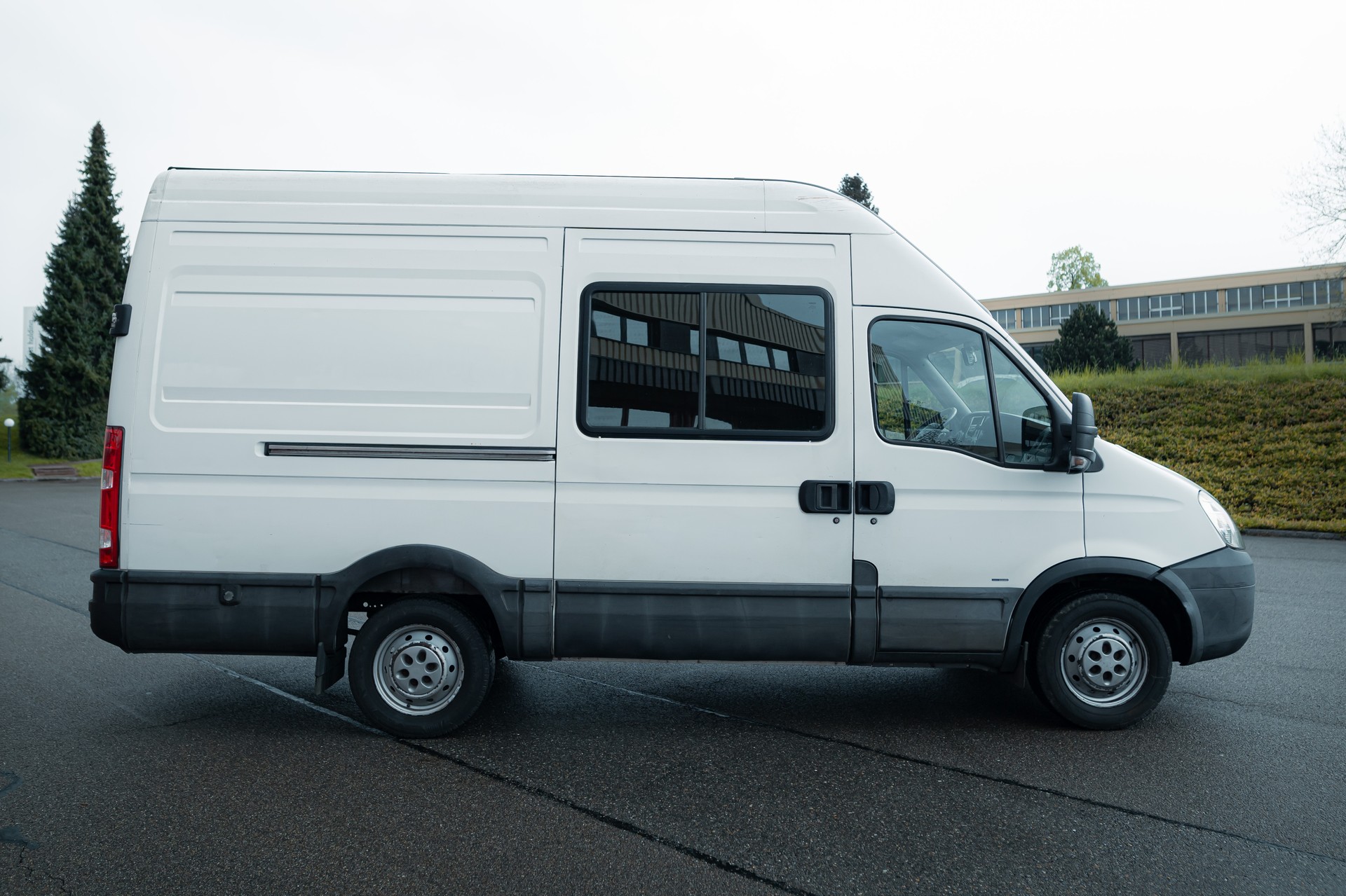 IVECO 35 C 12 V GJBA46A2B1-image-1