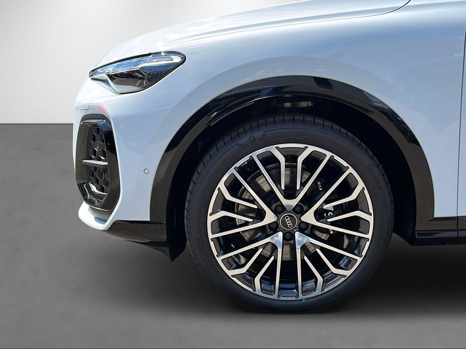 AUDI SQ5 SUV TFSI quat. 270 kW S t. 3000ccm 367PS/270kW 6 Zylinder V6 TFSI Benzin / mHEV-image-4