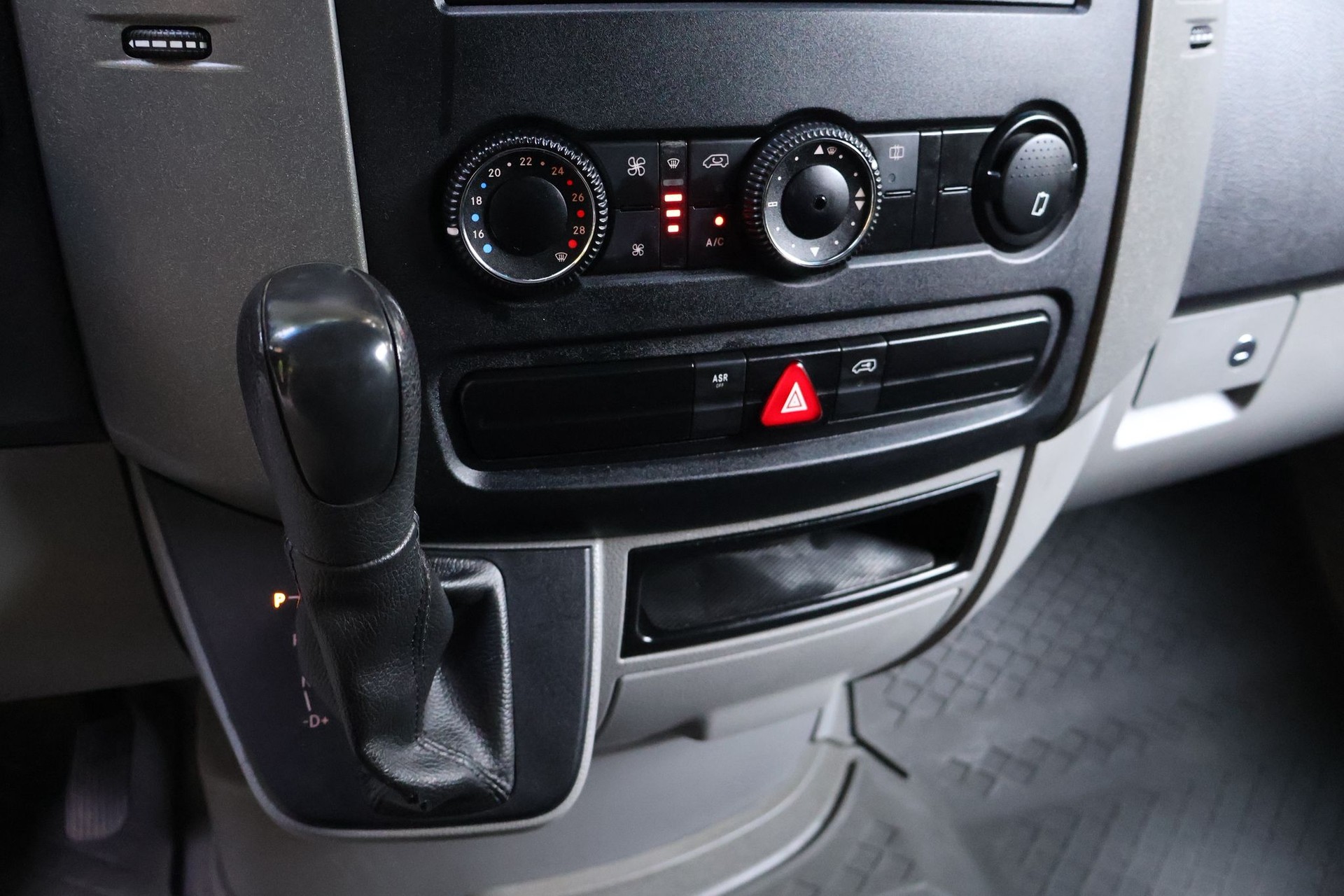 MERCEDES-BENZ Sprinter 519 CDI Lang 4x4-image-8