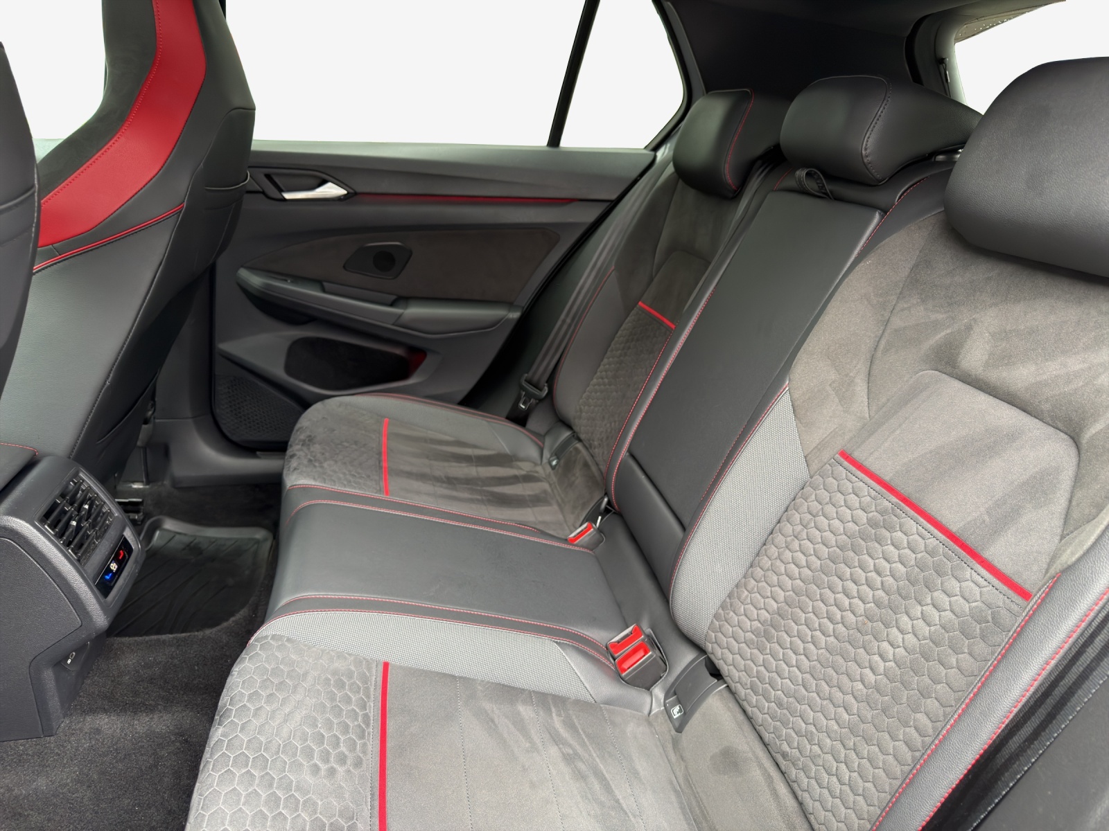VW Golf 2.0 TSI GTI Clubsport DSG-image-11