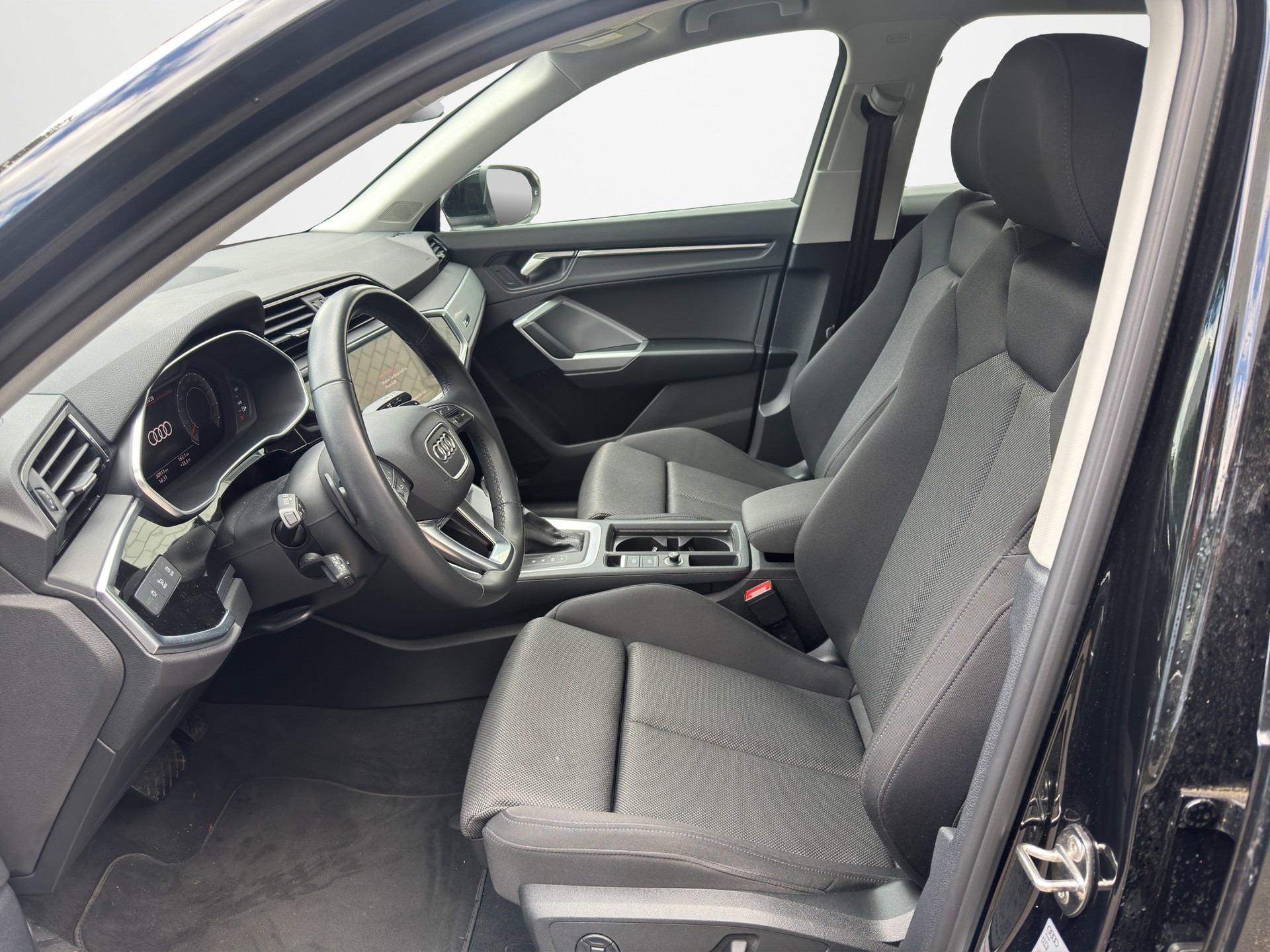 AUDI Q3 1.5 35 TFSI Advanced S-Tronic-image-10
