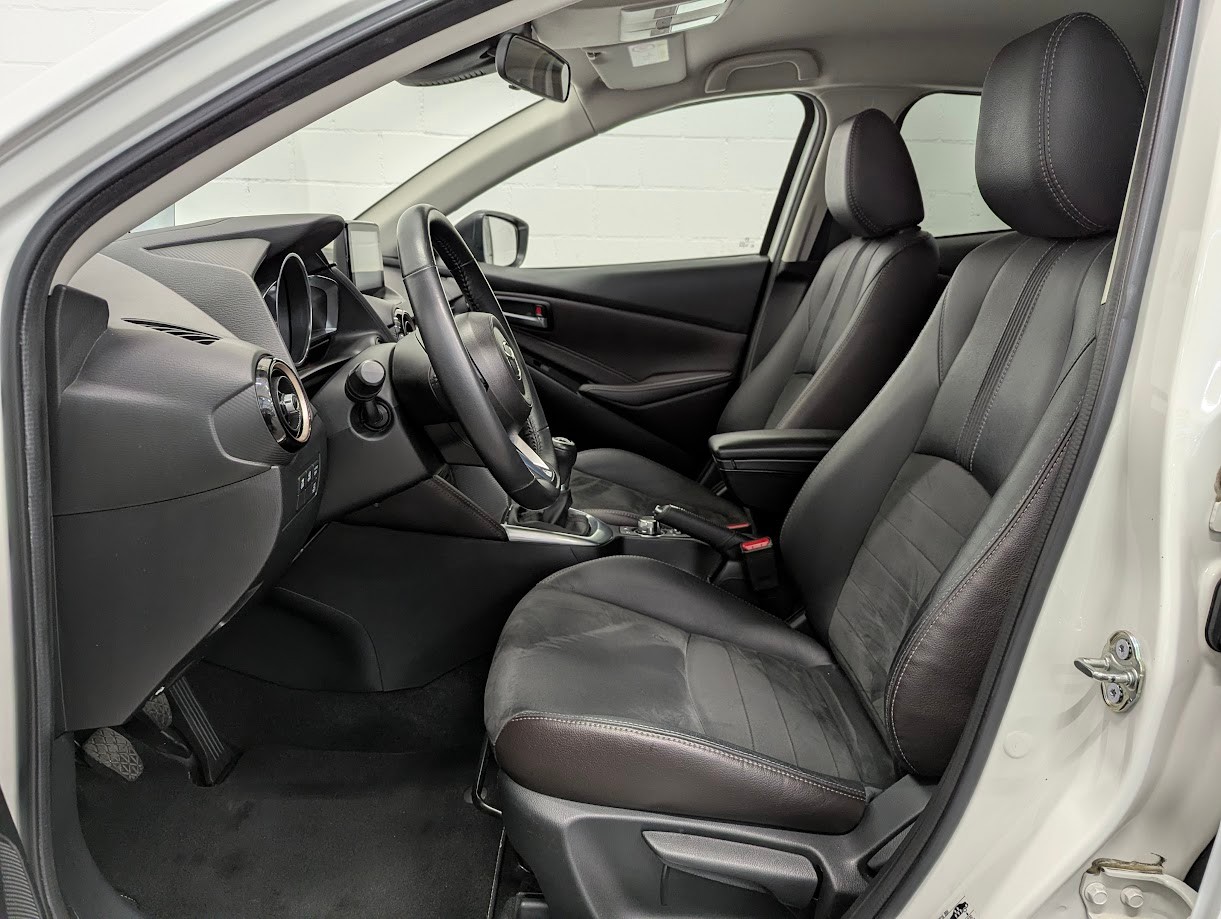 MAZDA 2 1.5 115 Revolution*12MT GAR KOMPLETTER MAZDA-SPOILERKIT SEBRING-SPORTAUSPUFF TEILLEDER NAVI CAM*-image-4