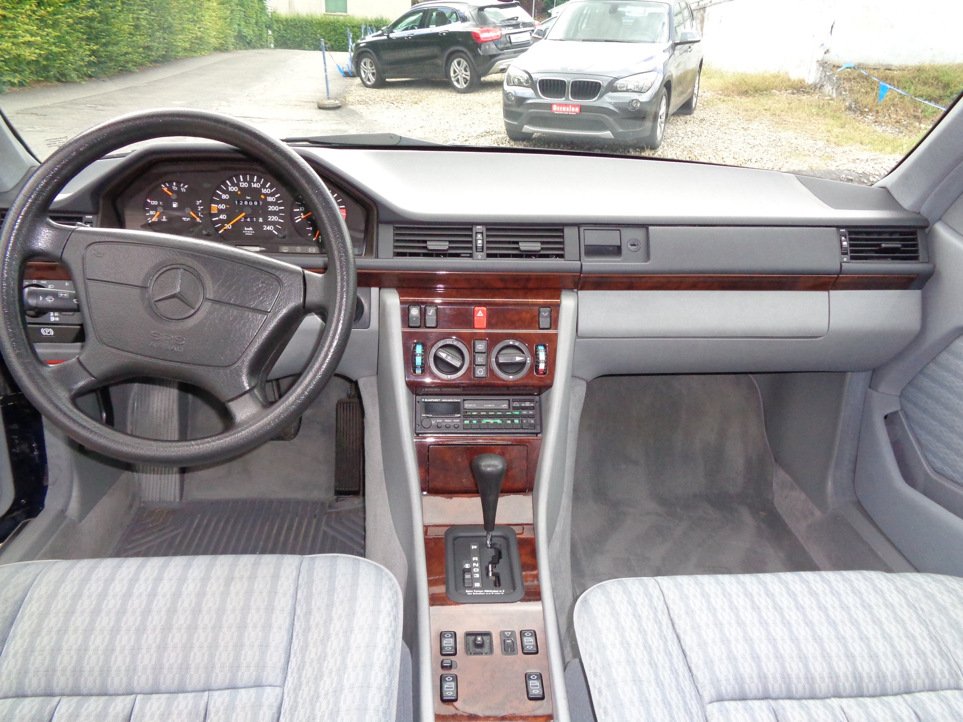 MERCEDES-BENZ 300 CE-image-10