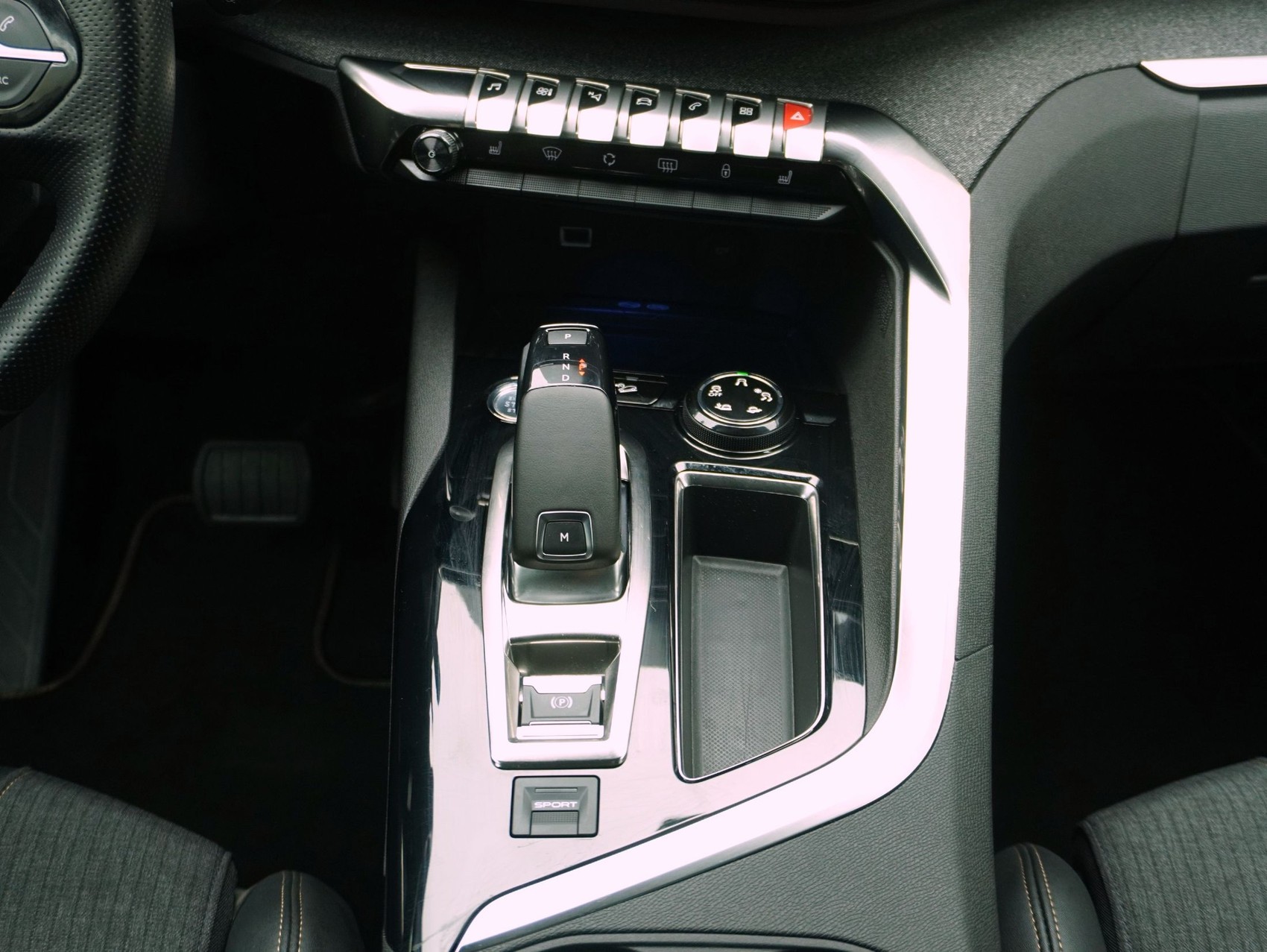 PEUGEOT 3008 1.5 BlueHDi GT Line-image-15