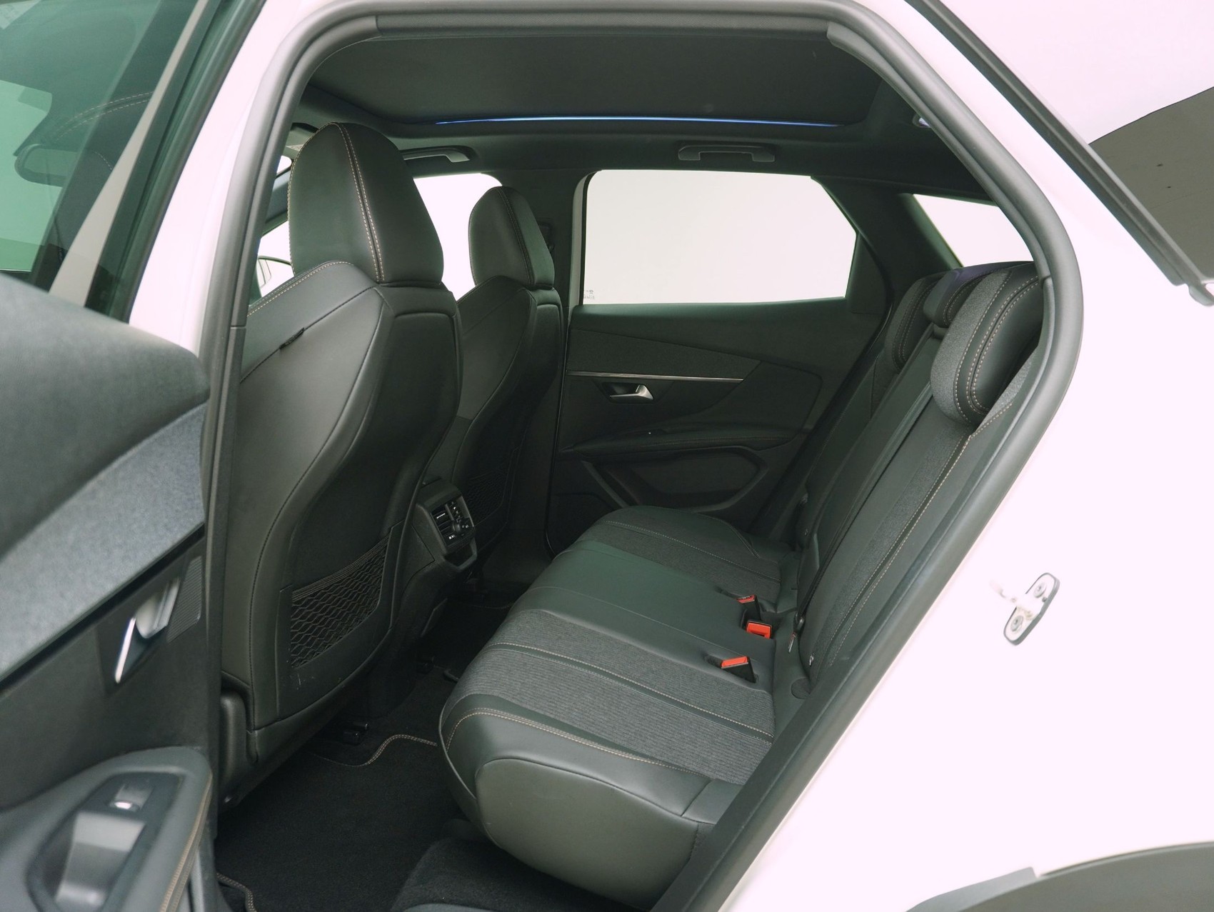 PEUGEOT 3008 1.5 BlueHDi GT Line-image-12