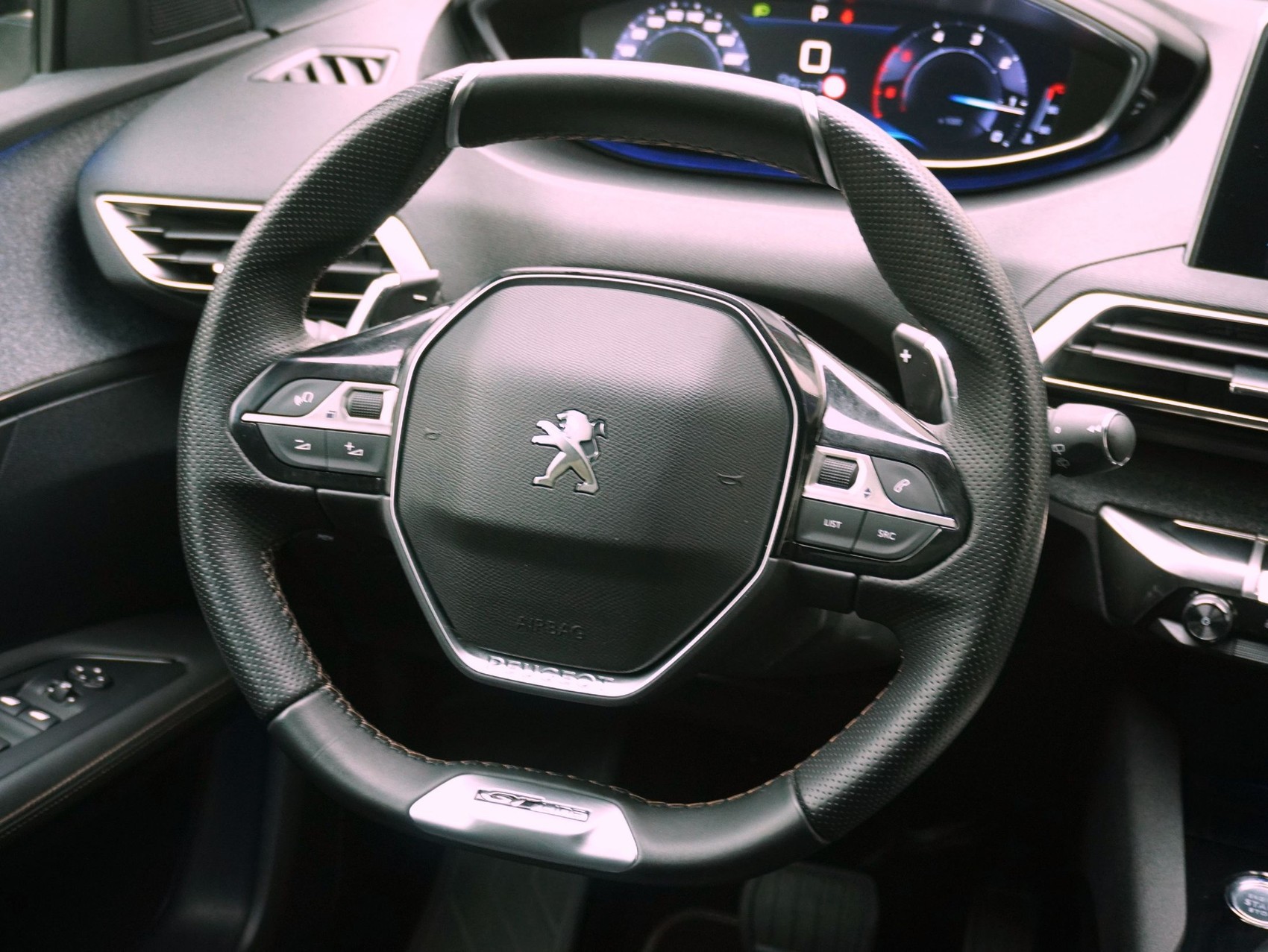 PEUGEOT 3008 1.5 BlueHDi GT Line-image-11