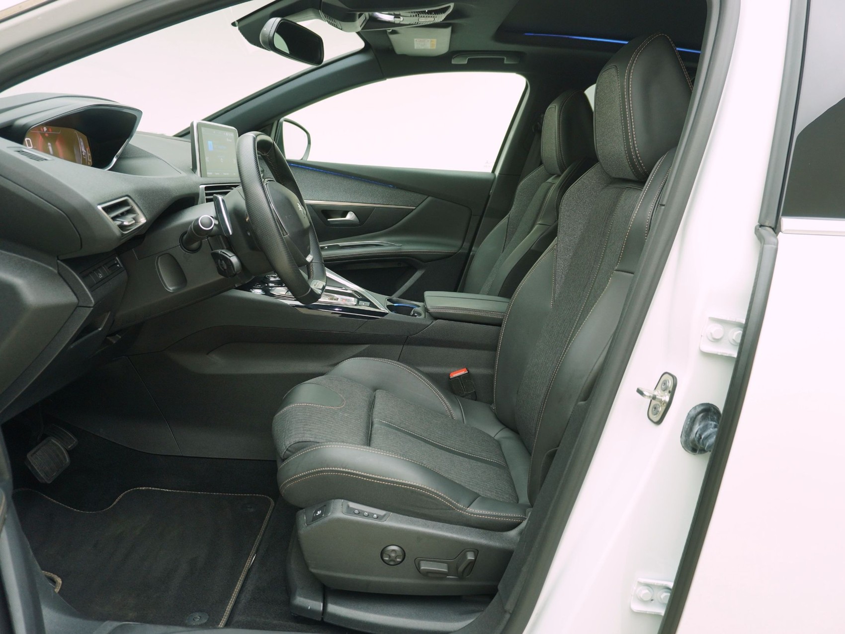 PEUGEOT 3008 1.5 BlueHDi GT Line-image-10