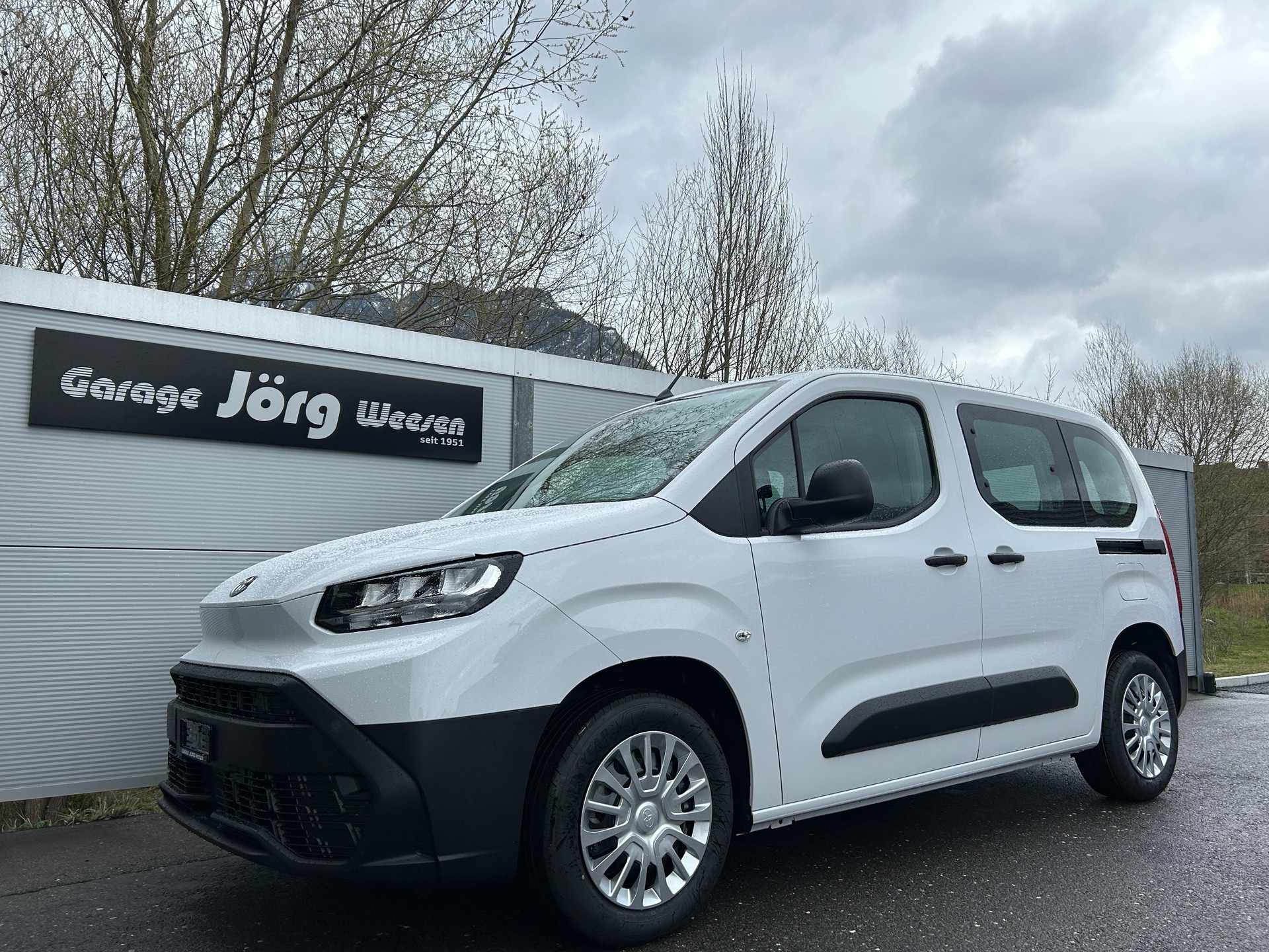 TOYOTA Proace City Verso L1 1.2 110 Comfort-image-0