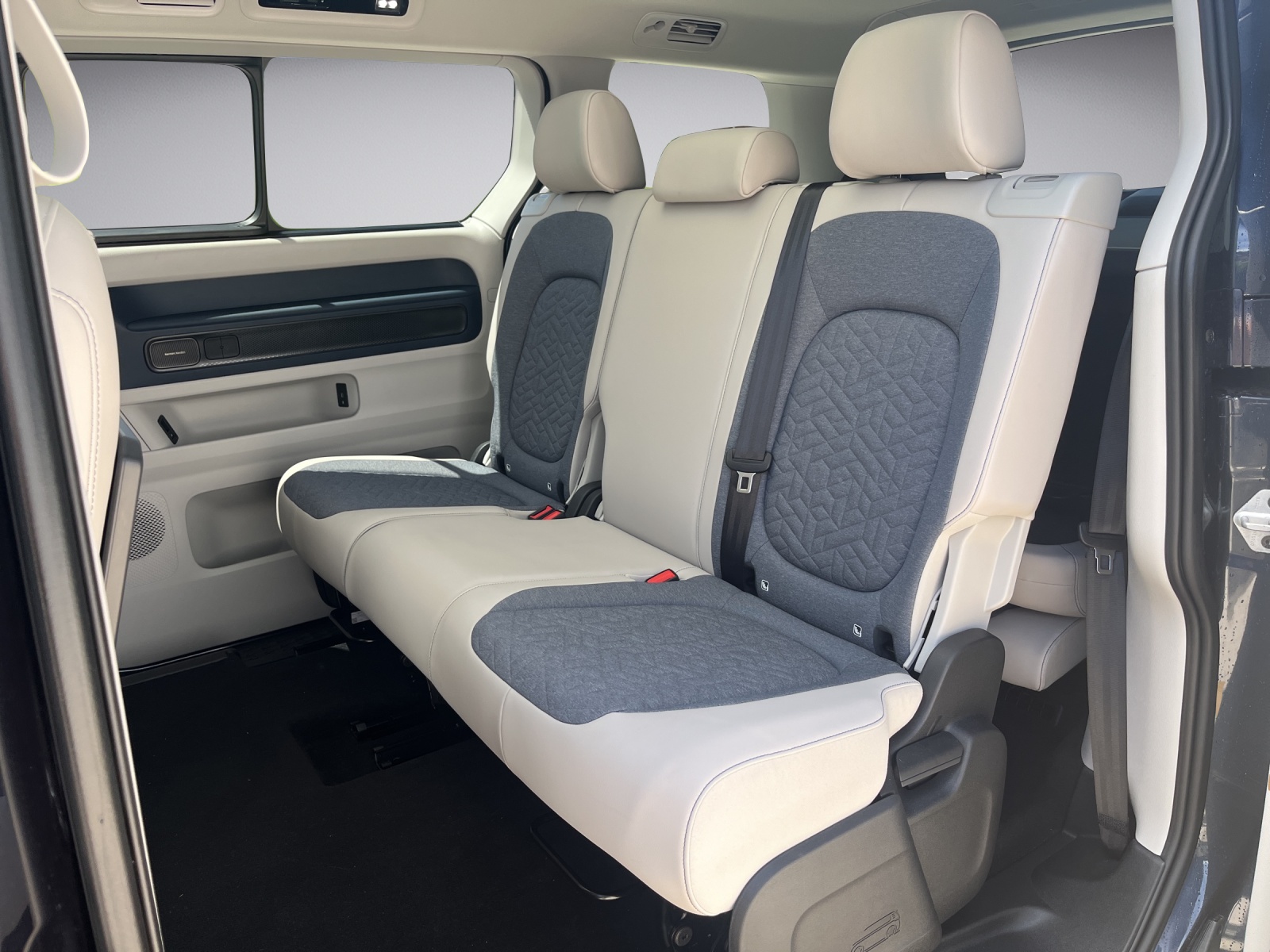 VW ID.Buzz Bus LWB 91kWh Pro-image-14