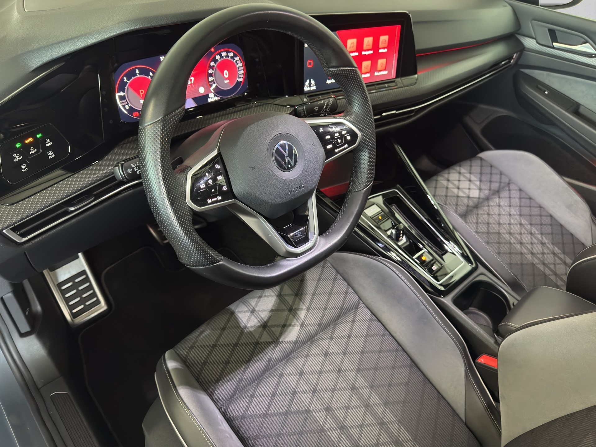 VW Golf 2.0 TDI R-Line DSG 4Motion-image-8