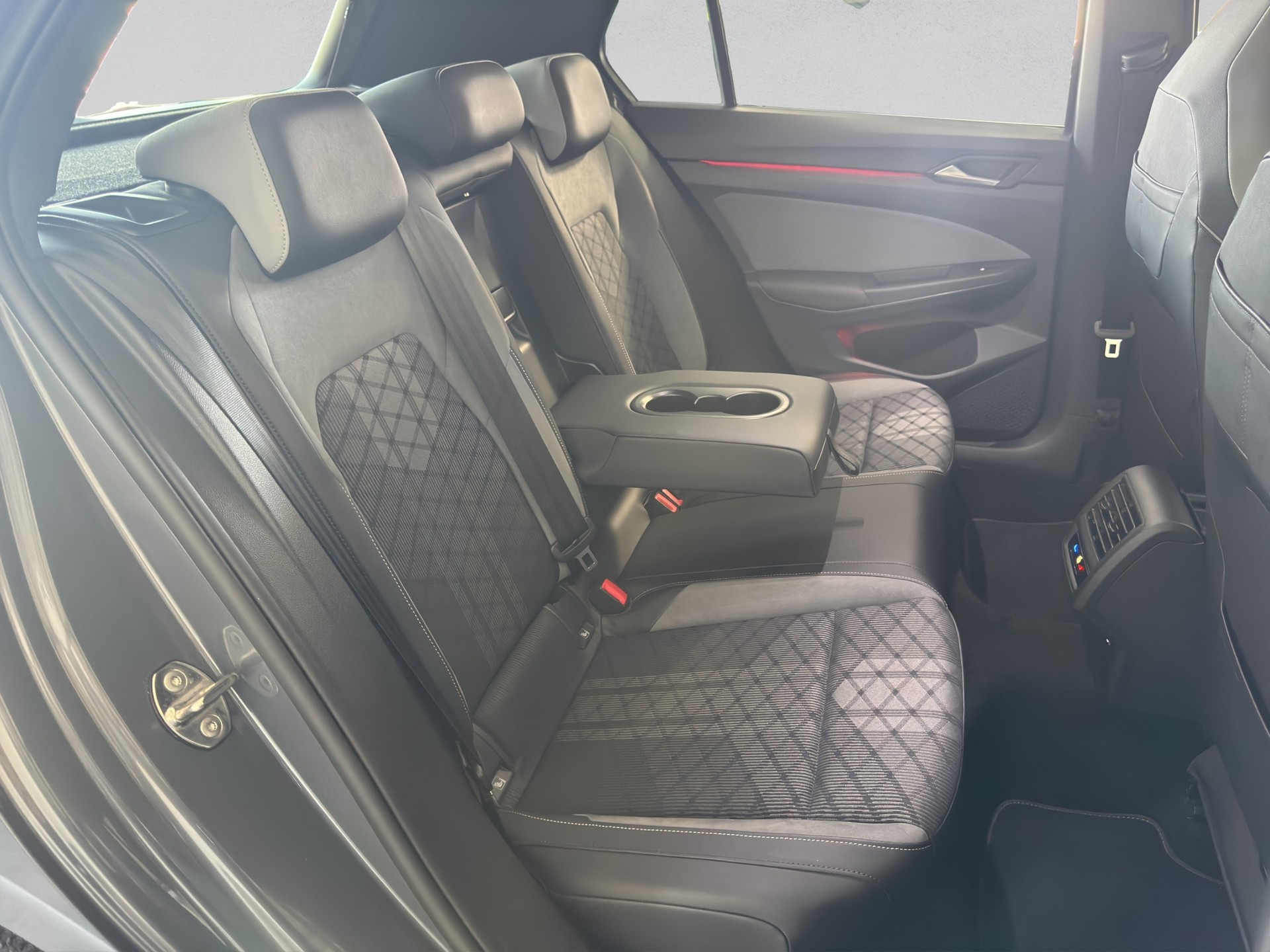 VW Golf 2.0 TDI R-Line DSG 4Motion-image-17