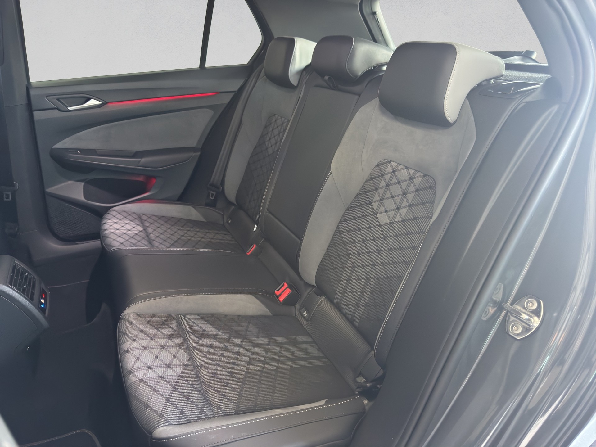 VW Golf 2.0 TDI R-Line DSG 4Motion-image-12