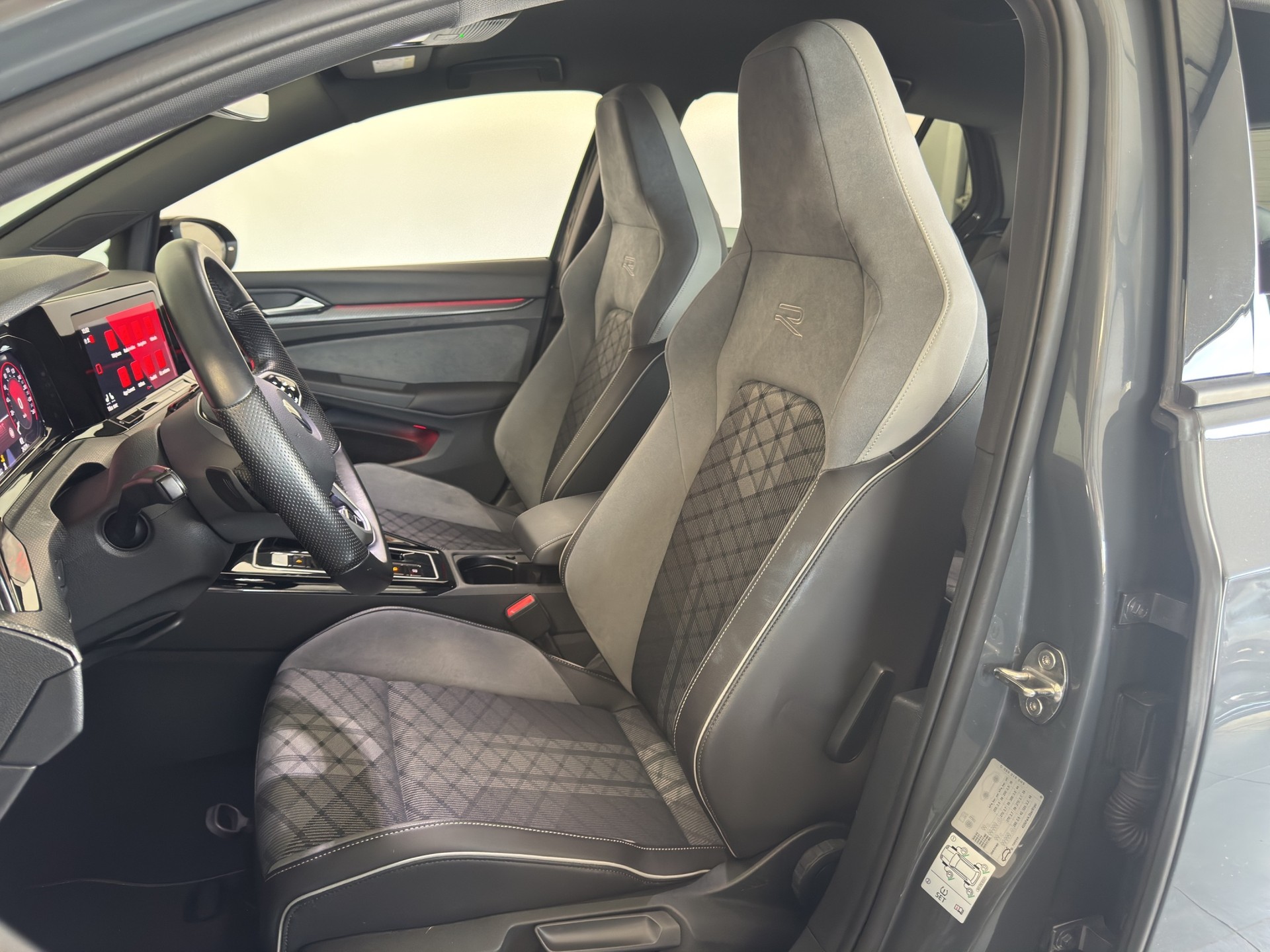VW Golf 2.0 TDI R-Line DSG 4Motion-image-20
