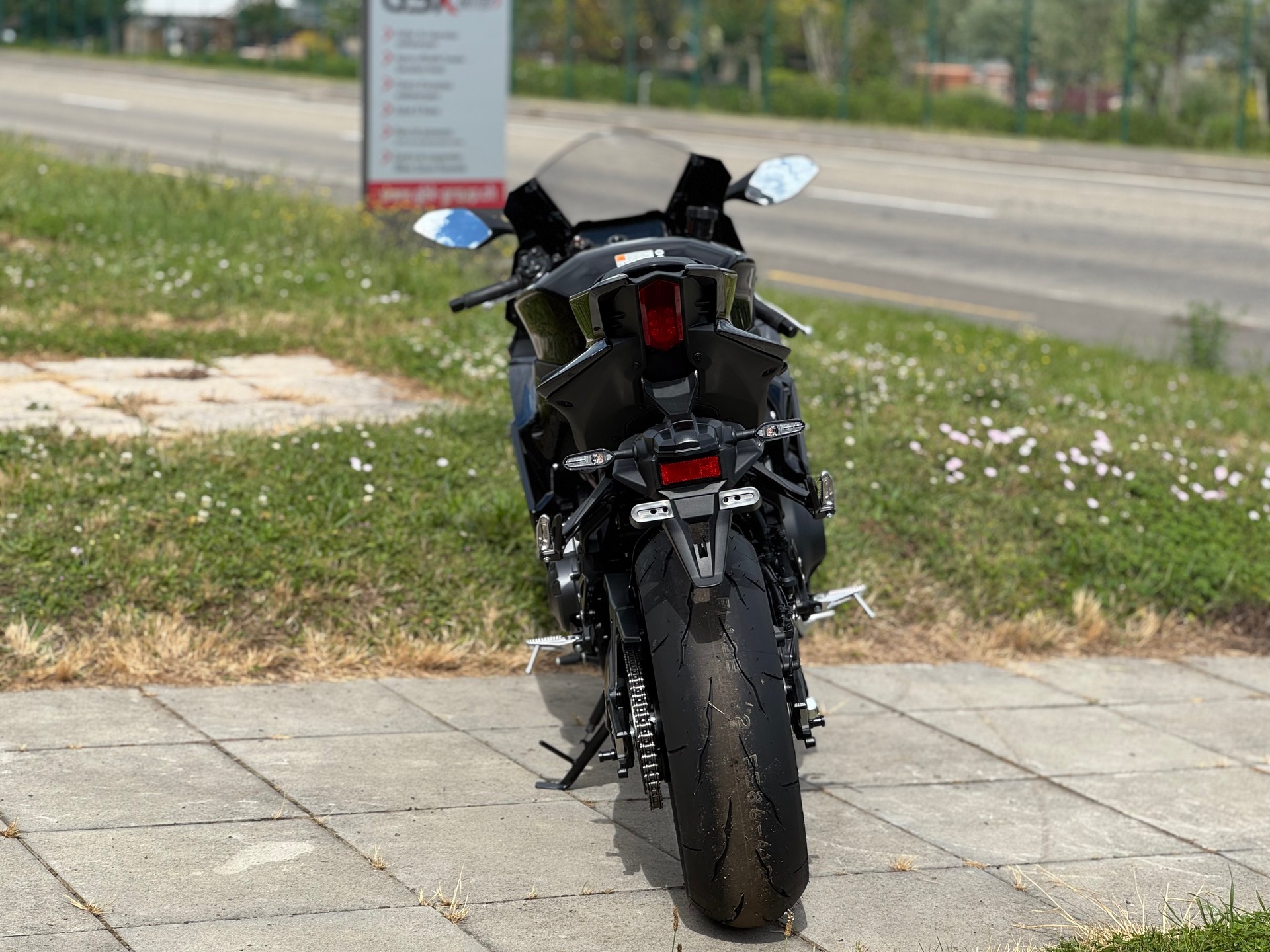 YAMAHA YZF-R9-showroom-element-2