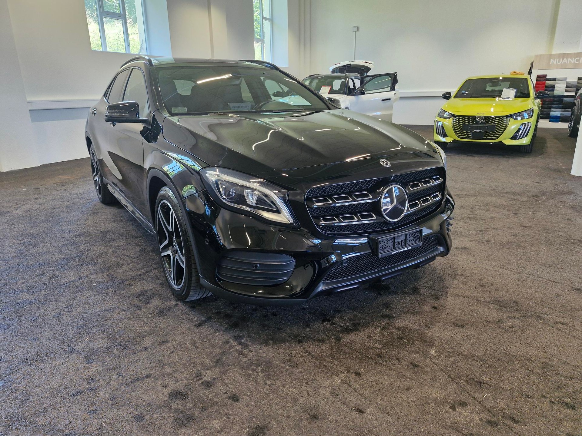 MERCEDES-BENZ GLA 250 AMG Line 4Matic 7G-DCT-image-4