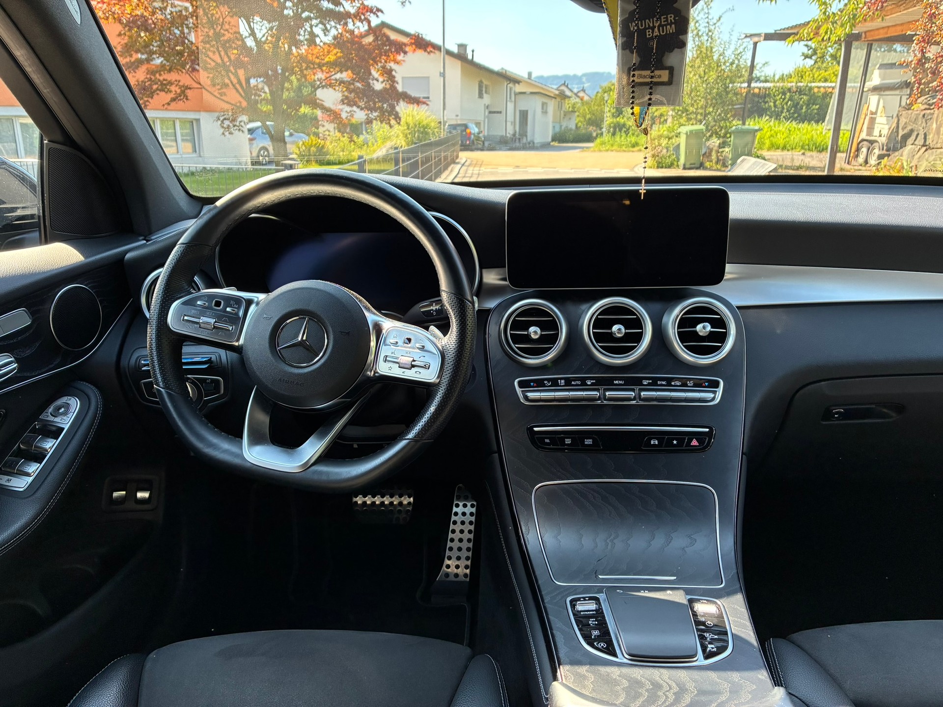 MERCEDES-BENZ GLC 200 AMG Line 4m-image-3