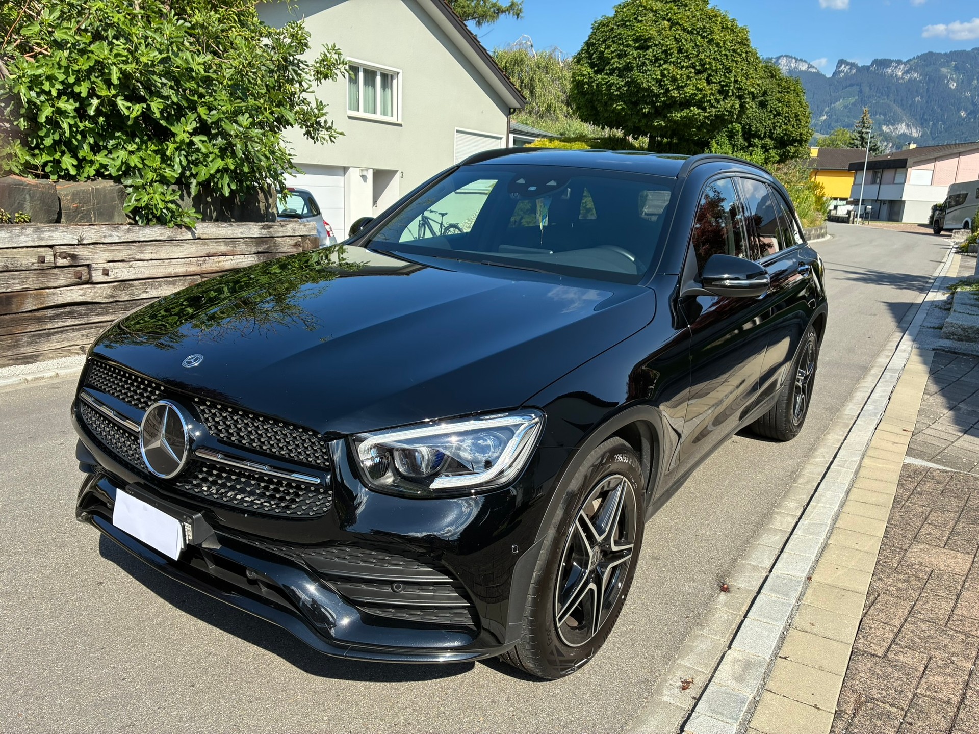 MERCEDES-BENZ GLC 200 AMG Line 4m-image-2