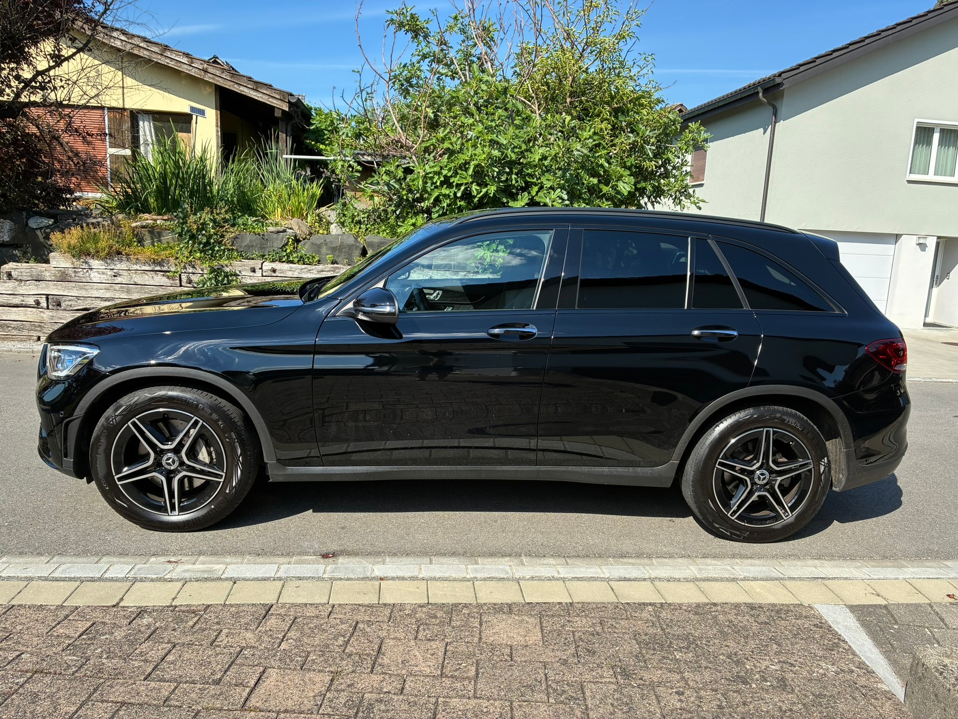 MERCEDES-BENZ GLC 200 AMG Line 4m-image-1