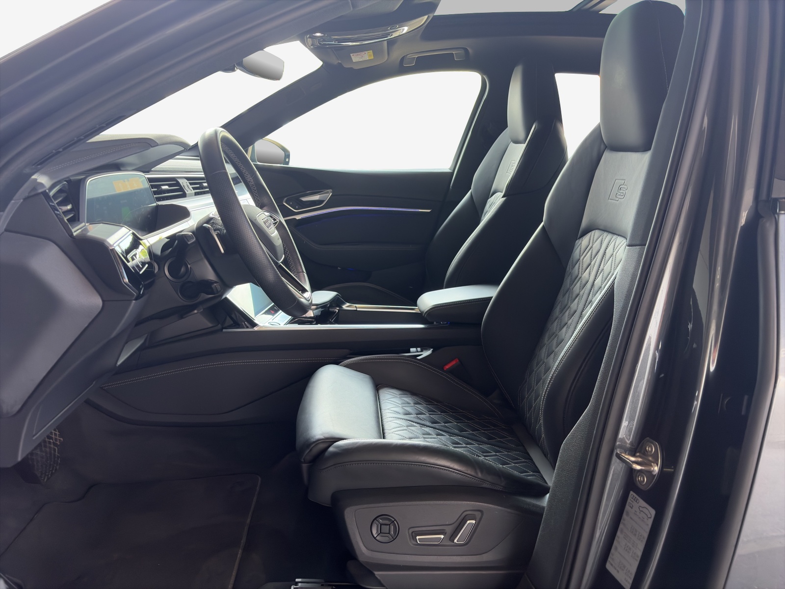 AUDI e-tron 55 Sportback S Line quattro-image-8