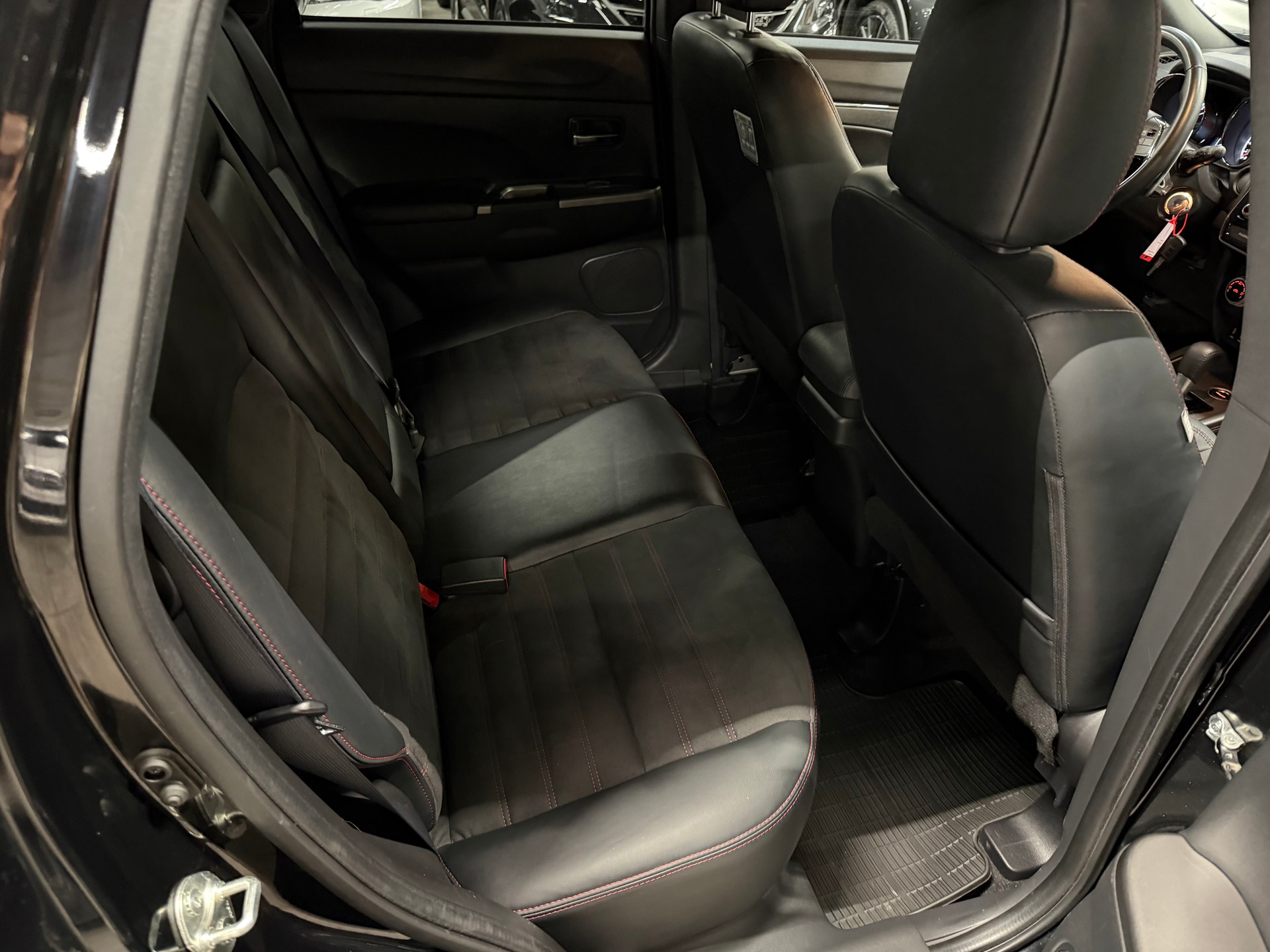 MITSUBISHI ASX 2.0 Diamond Swiss 4WD Automat-image-12
