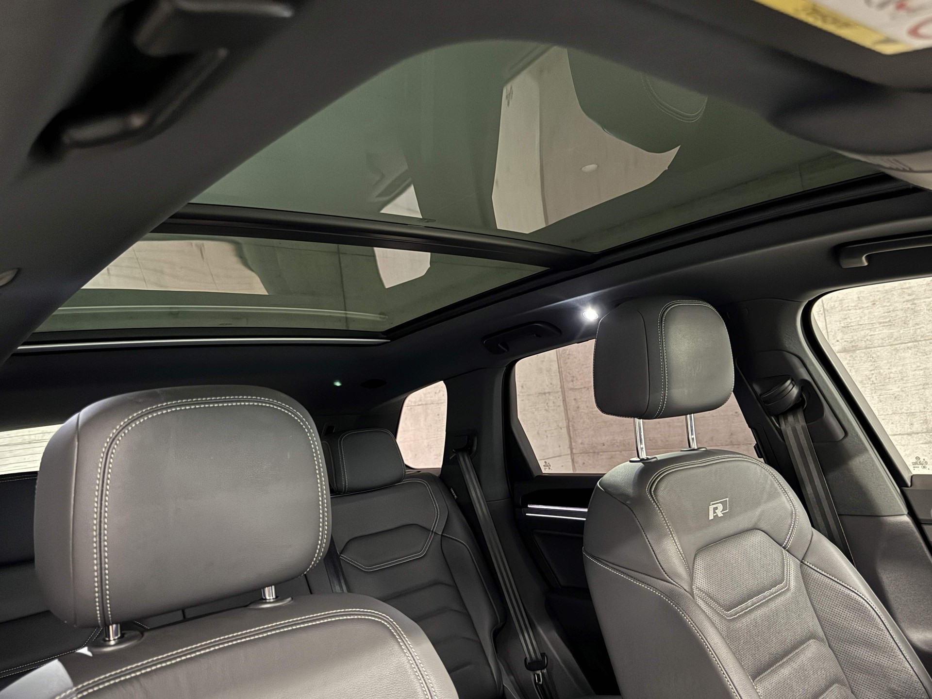 VW Touareg 3.0 TSI R-Line Tiptronic-image-14