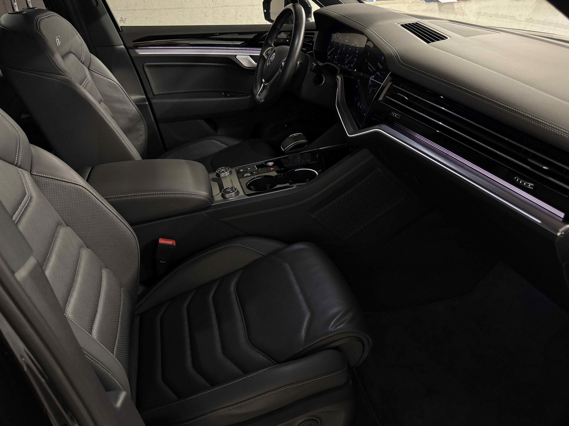 VW Touareg 3.0 TSI R-Line Tiptronic-image-11