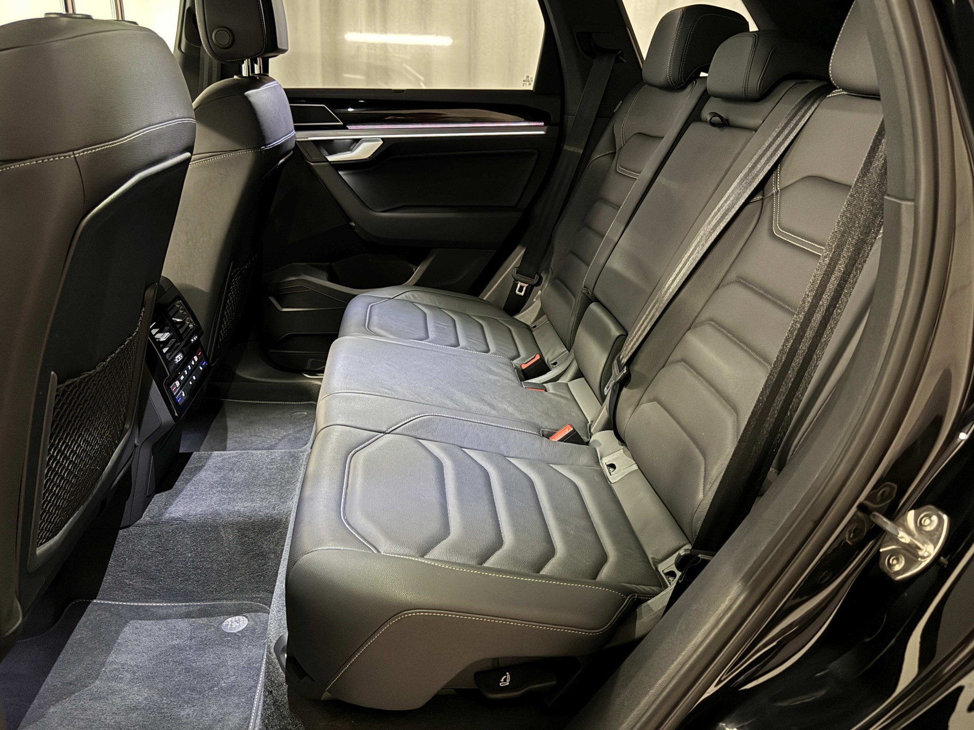 VW Touareg 3.0 TSI R-Line Tiptronic-image-12