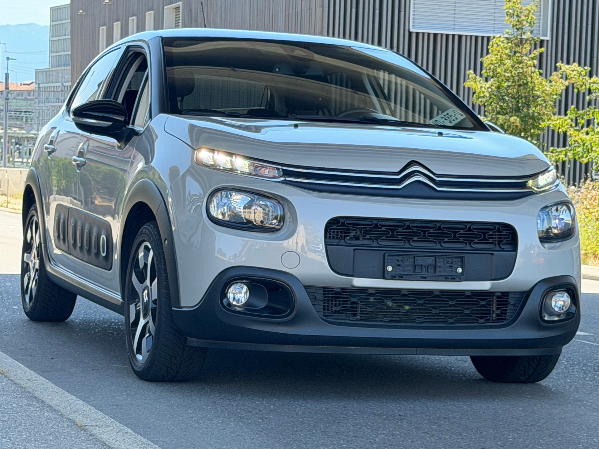 CITROEN C3 1.2i PureTech Shine EAT6-image-2