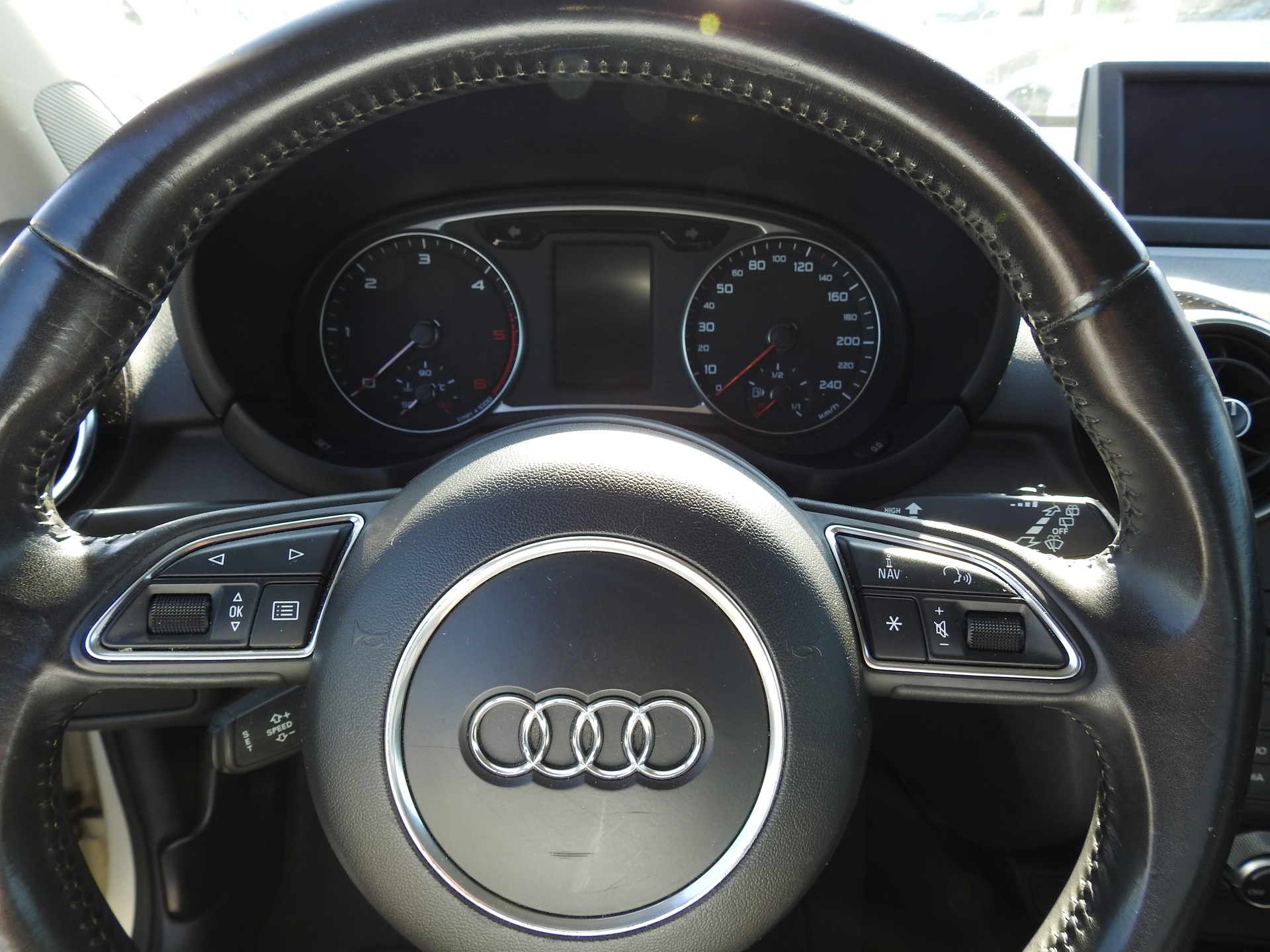 AUDI A1 1.6 TDI Ambition-image-27