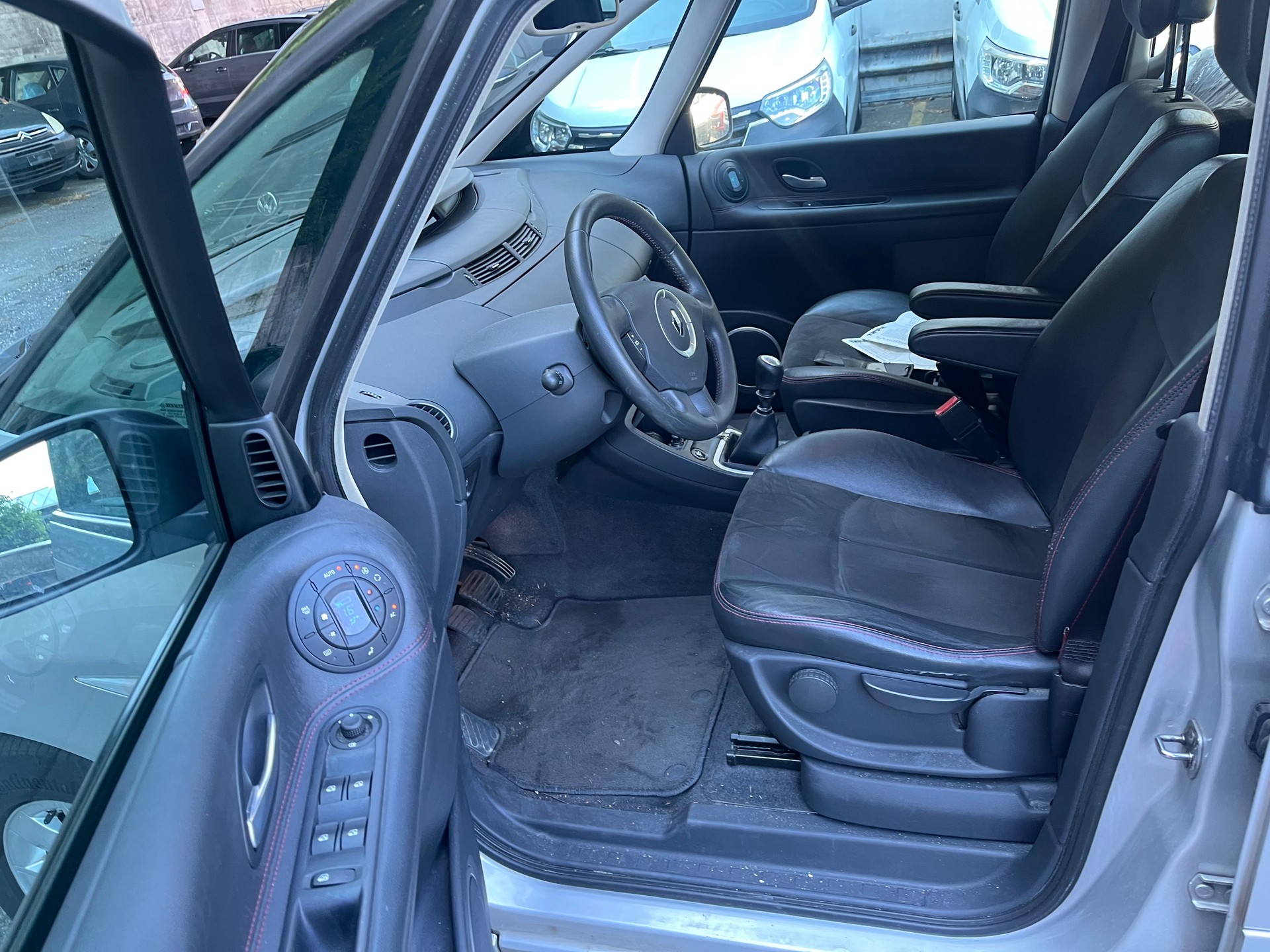 RENAULT Grand Espace 2.0 dCi Swiss Edition-image-10
