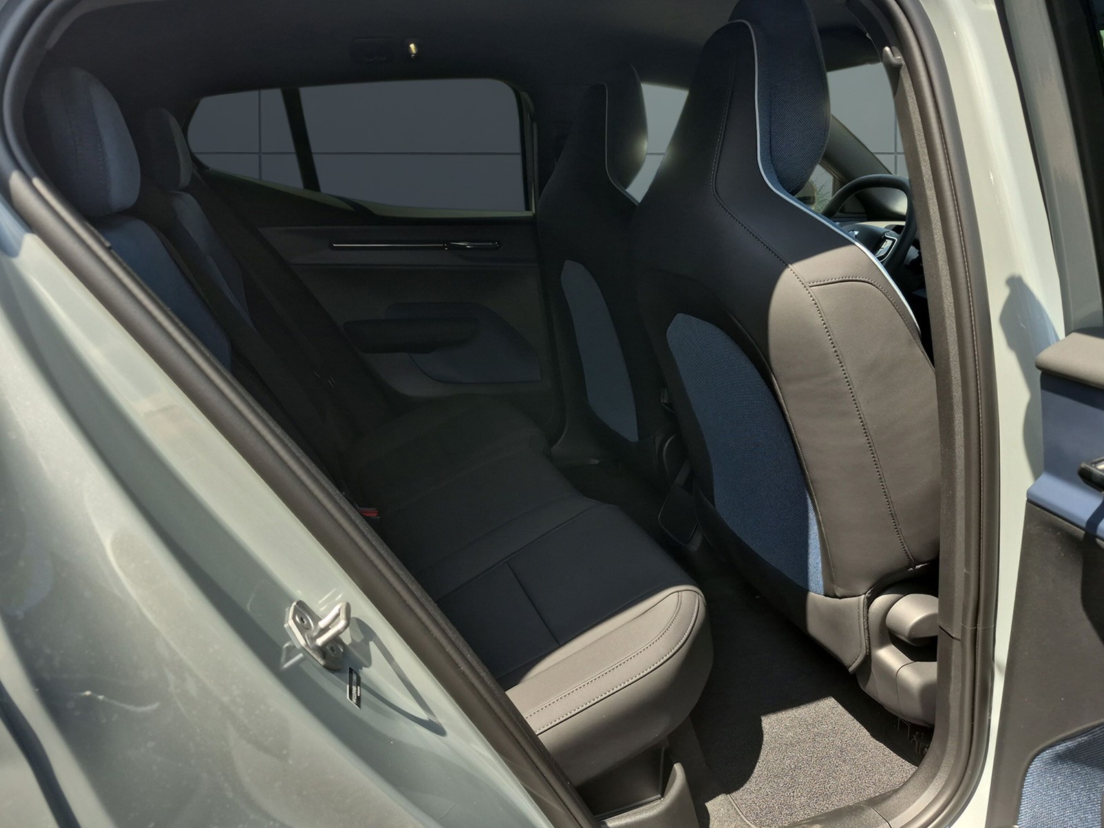VOLVO EX 30 E60 Twin Plus Performance AWD-image-13