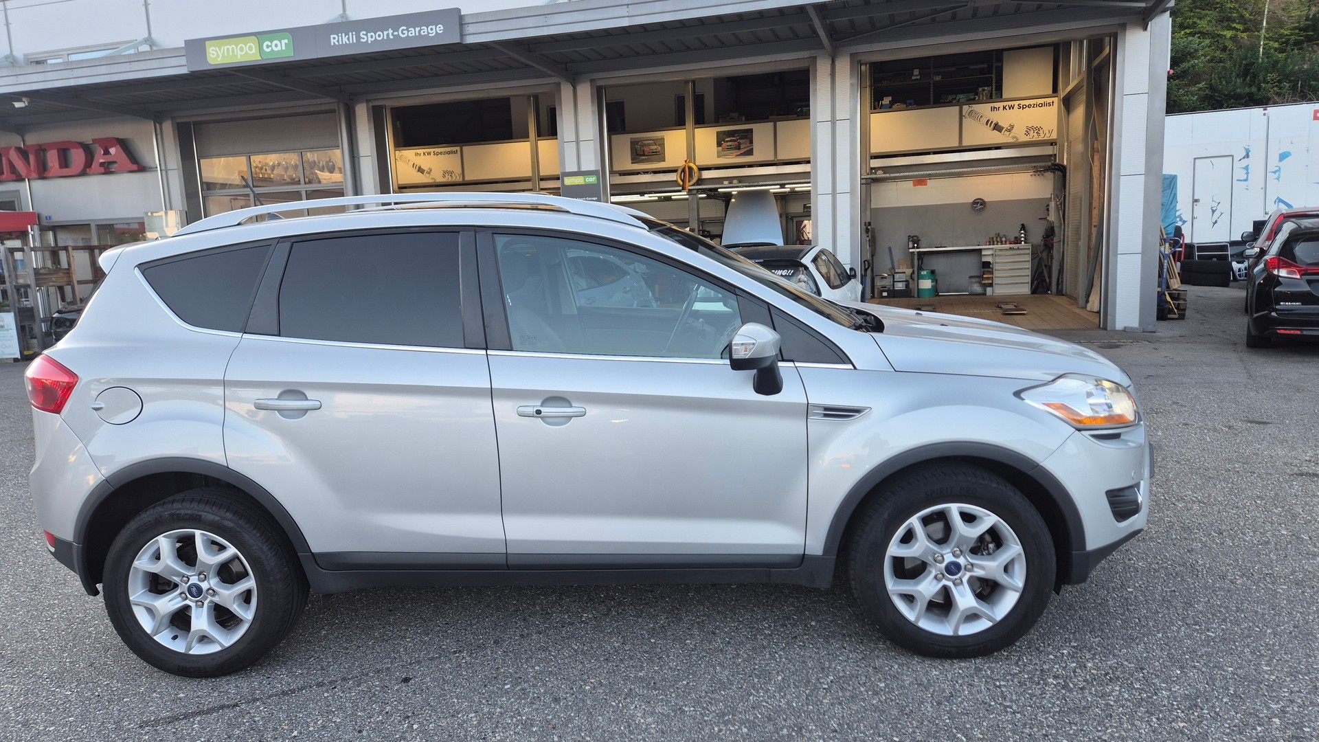 FORD Kuga 2.5 Turbo Carving 4WD Automatic-image-2