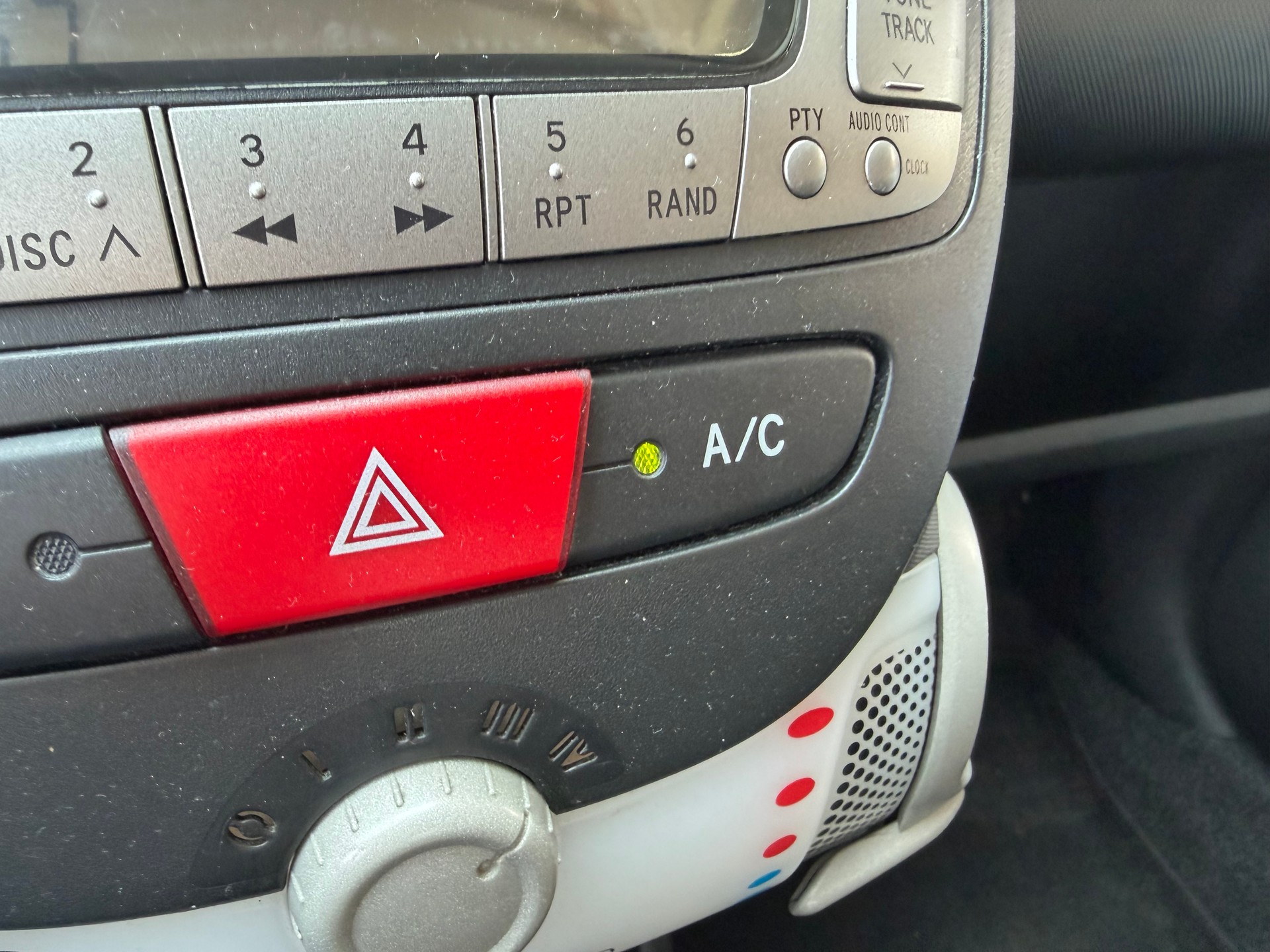 PEUGEOT 107 1.0 Swiss Edition-image-8